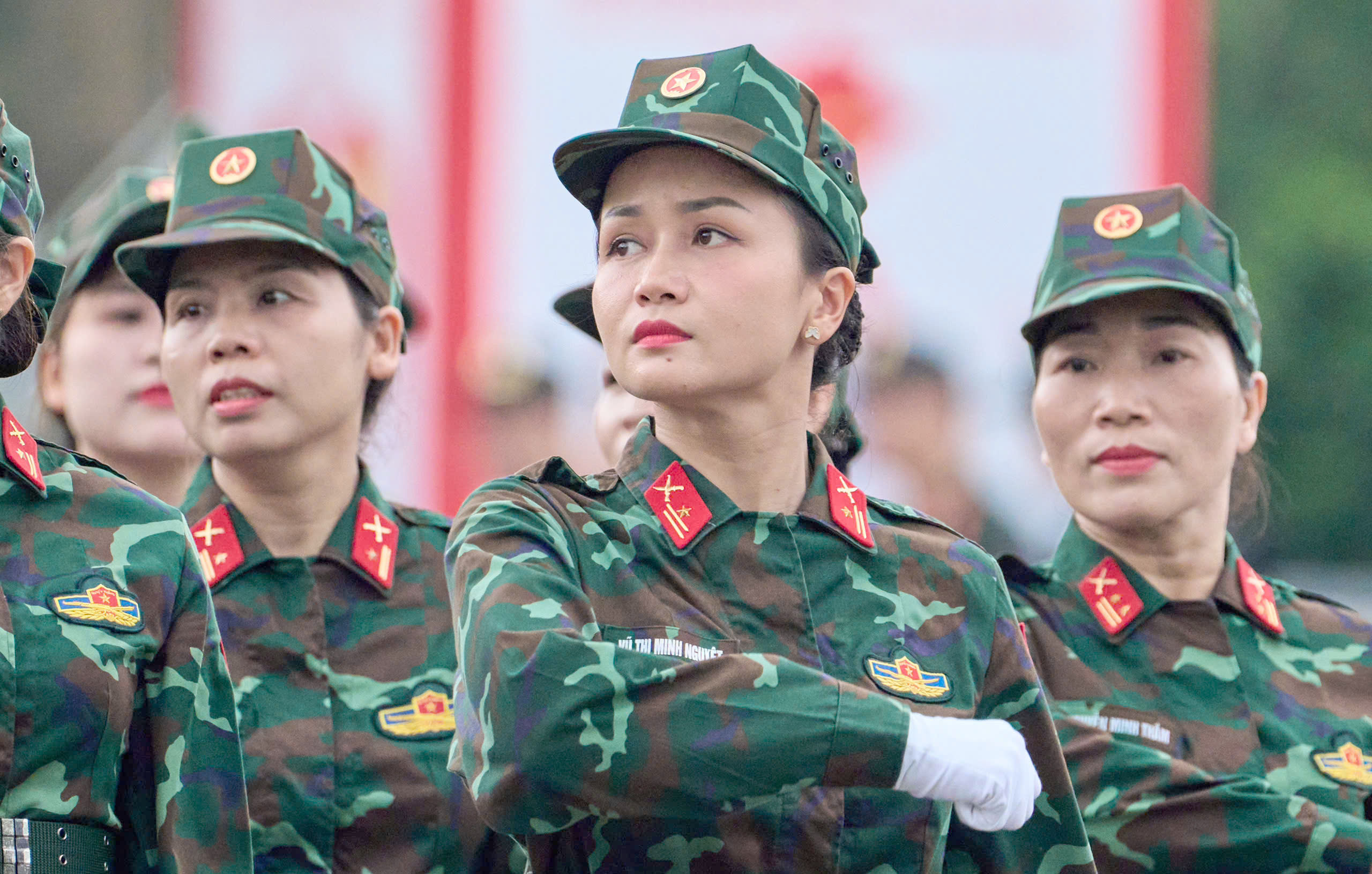 Những 'bông hồng thép' tại lễ diễu hành ở Hải Phòng: Ngất xong tỉnh lại tập tiếp