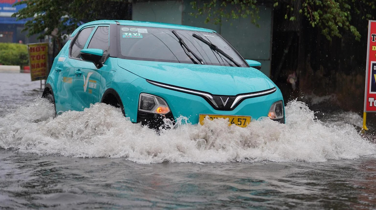 Nhiều tuyến đường TP.HCM ngập gần lút bánh xe trong mưa lớn