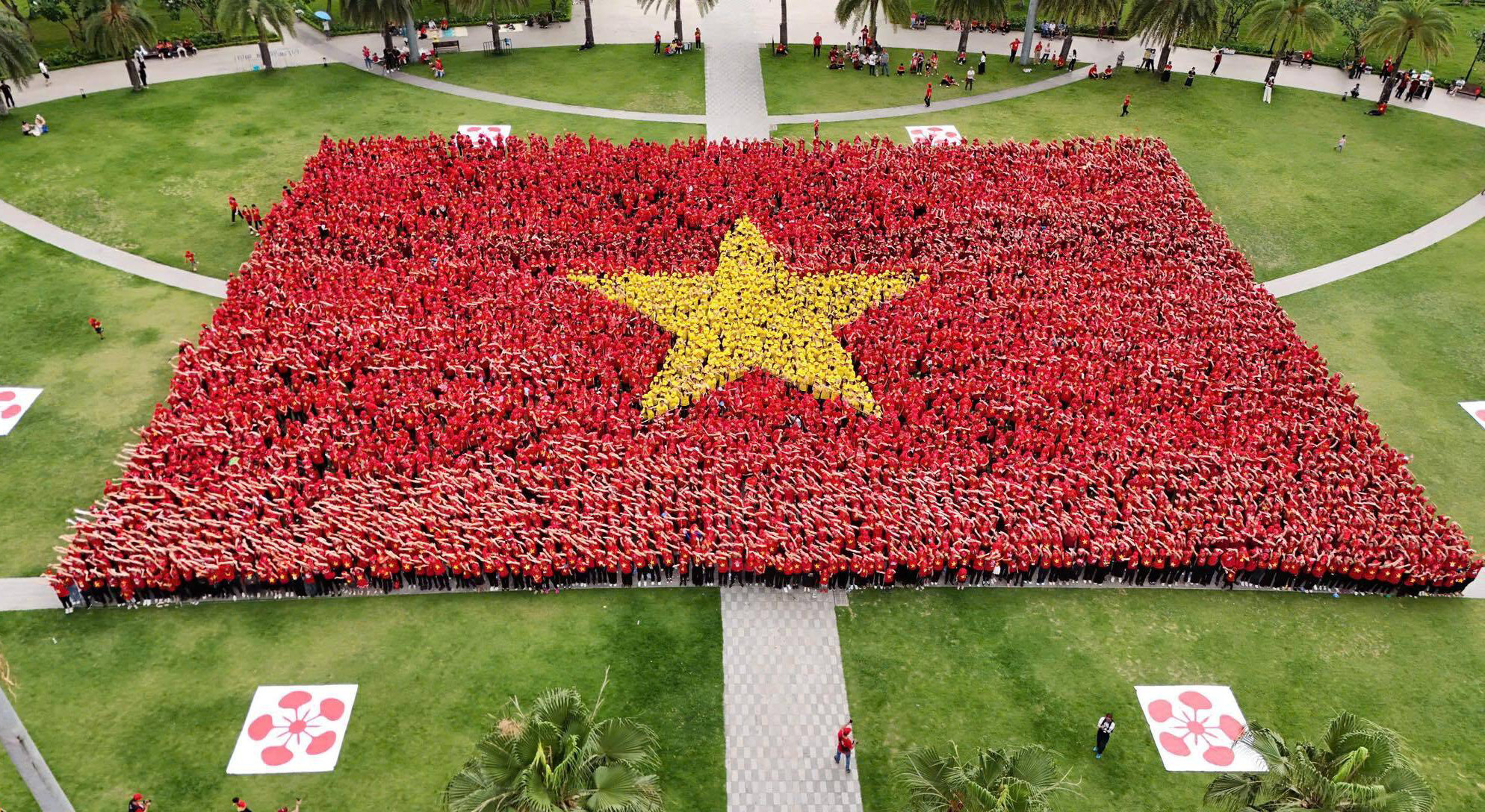 Mãn nhãn màn xếp hình cờ Tổ quốc lớn kỷ lục của 9.000 người dân Hải Phòng