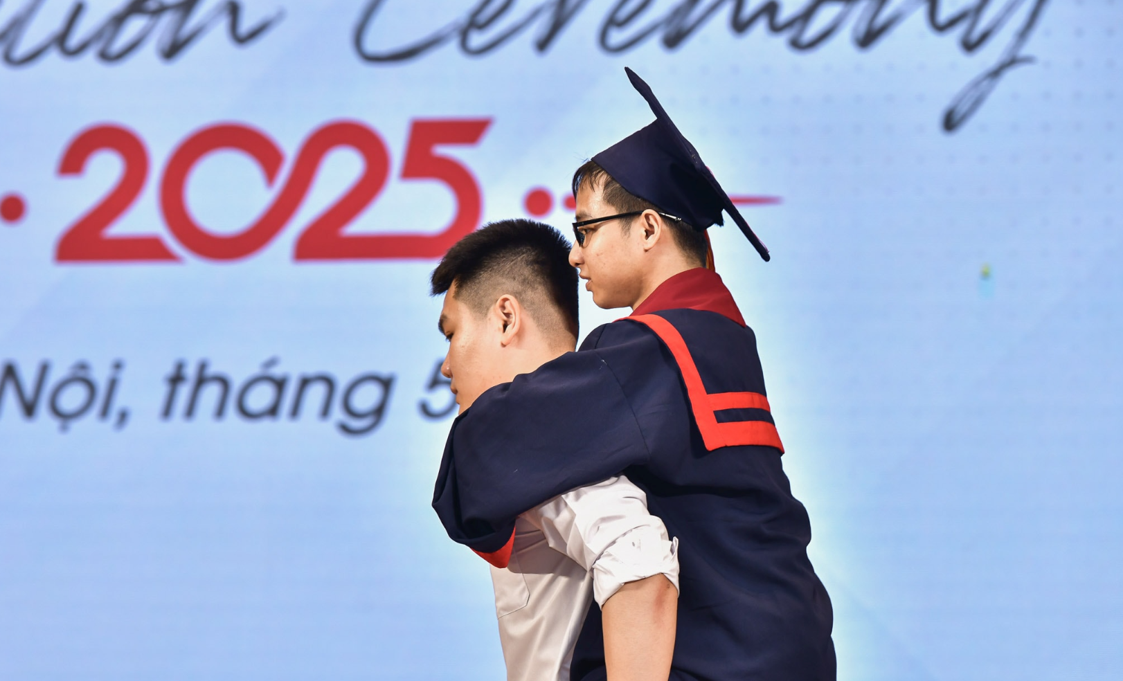  Đôi bạn thân tái hiện hình ảnh '10 năm cõng bạn' tại lễ tốt nghiệp gây xúc động