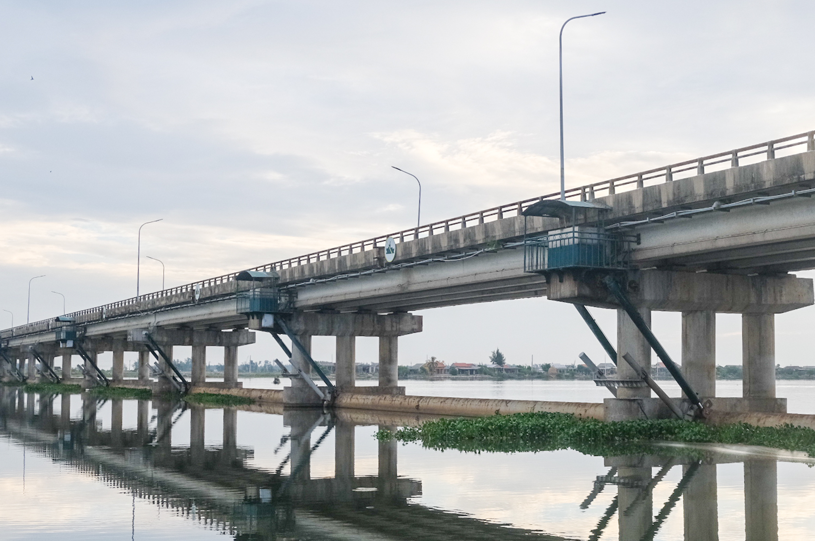 Bỏ xe máy trên bờ, người mẹ ôm con gái nhảy xuống sông Hương tự tử