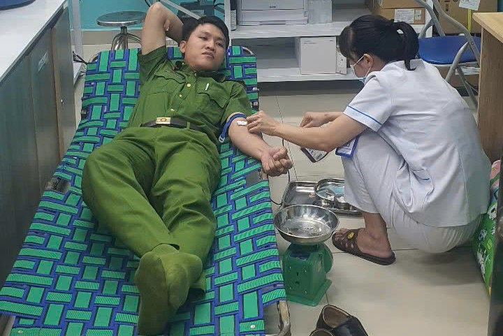 Trung úy công an hiến máu cứu người đàn ông bị vợ đâm nguy kịch trong đêm