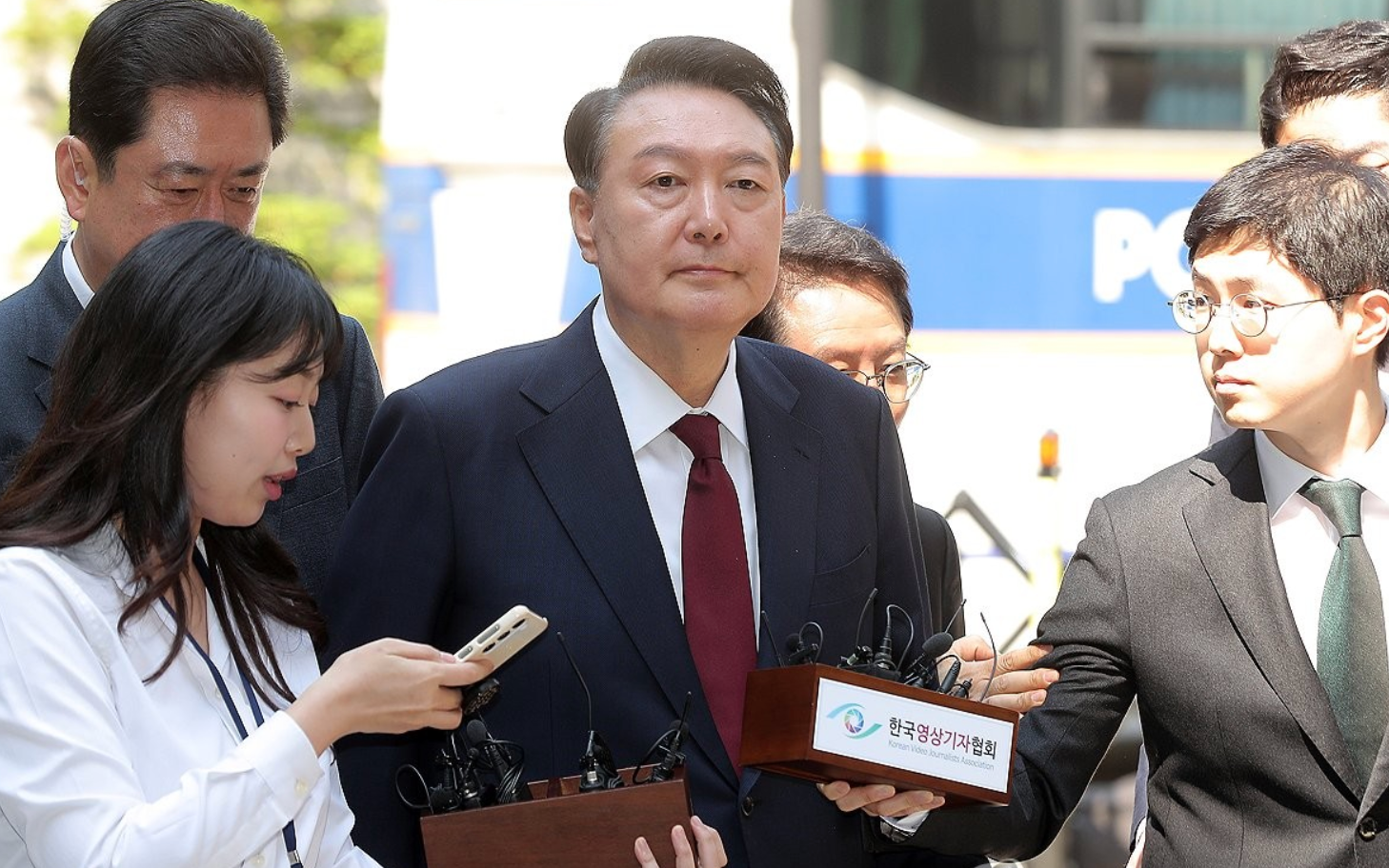 Cựu Tổng thống Hàn Quốc Yoon Suk-yeol lần đầu xuất hiện công khai ở tòa