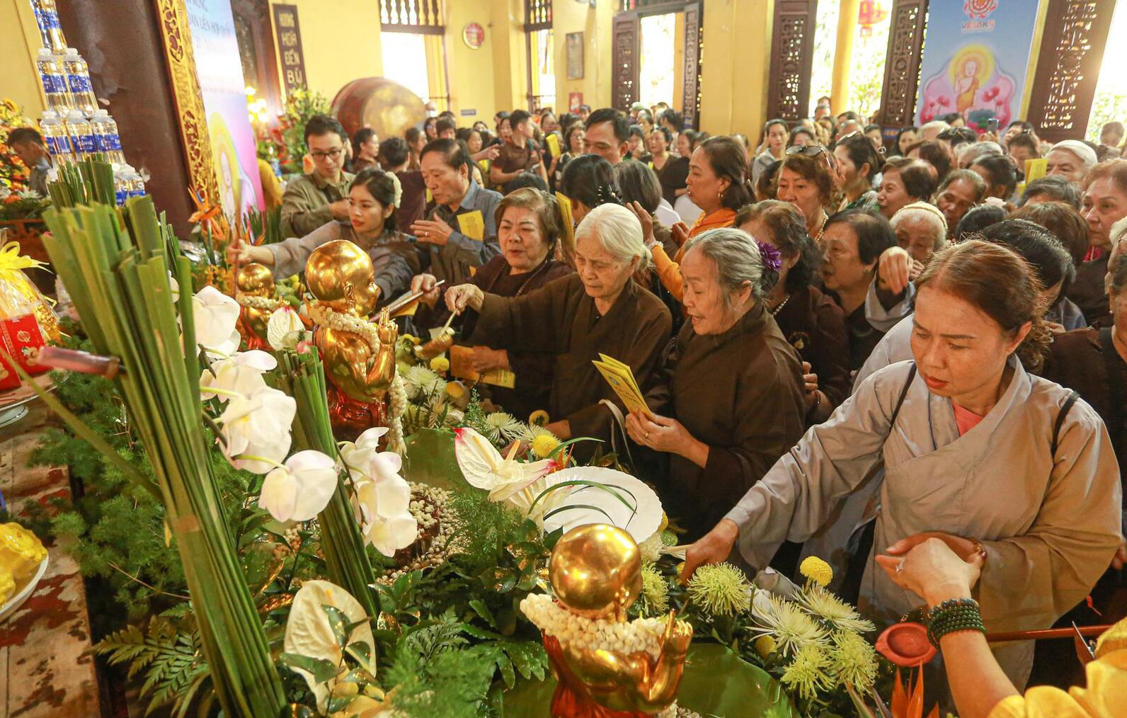 Phật tử cung kính mừng Đại lễ Phật đản 2025 tại chùa Quán Sứ