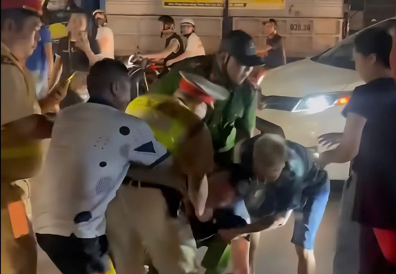 Tạm giữ tài xế say xỉn được 3 người 'giải cứu' khi bị CSGT khống chế