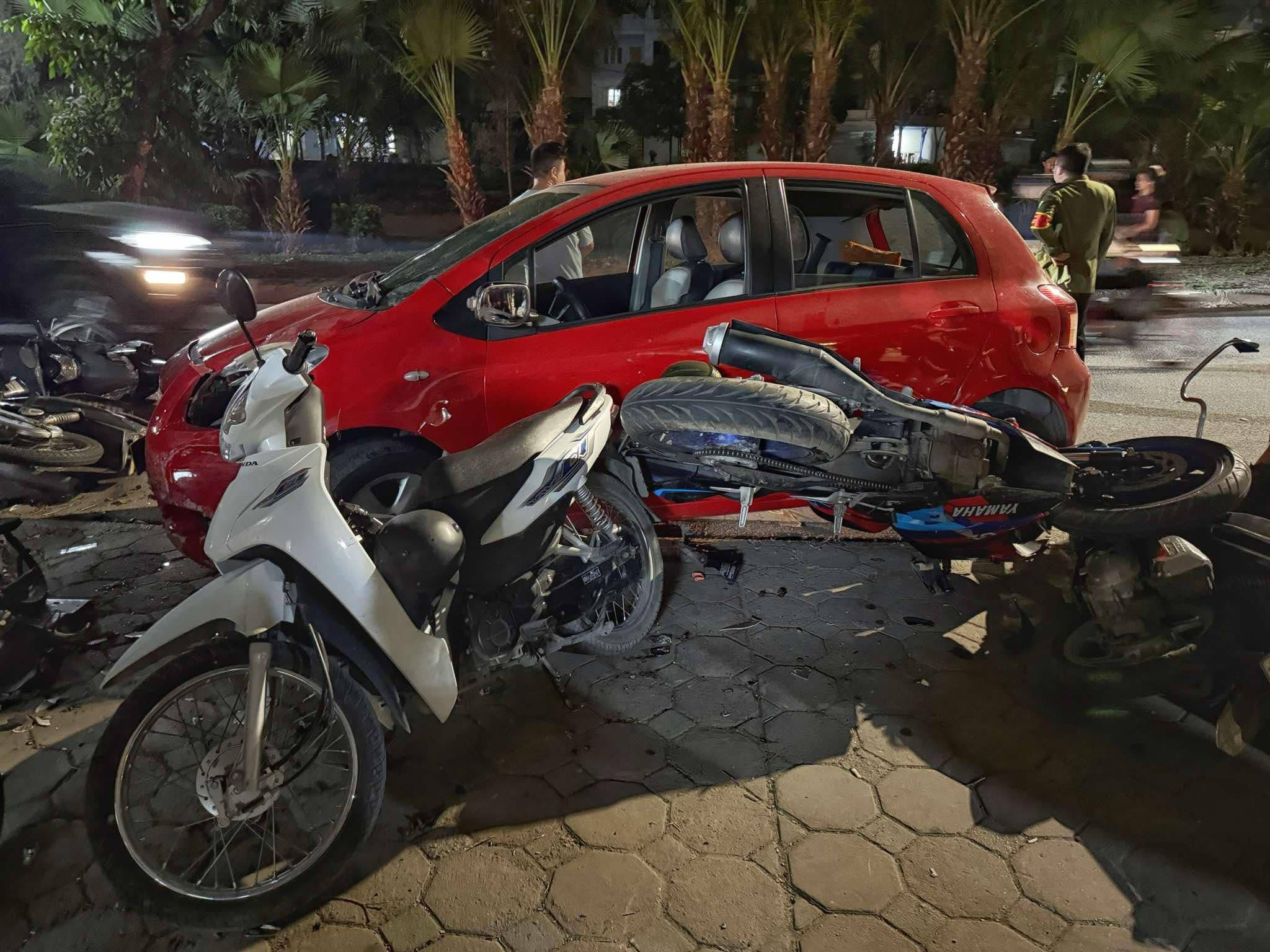 Đình chỉ trưởng công an xã ở Hà Nội lái ô tô tông 6 xe máy