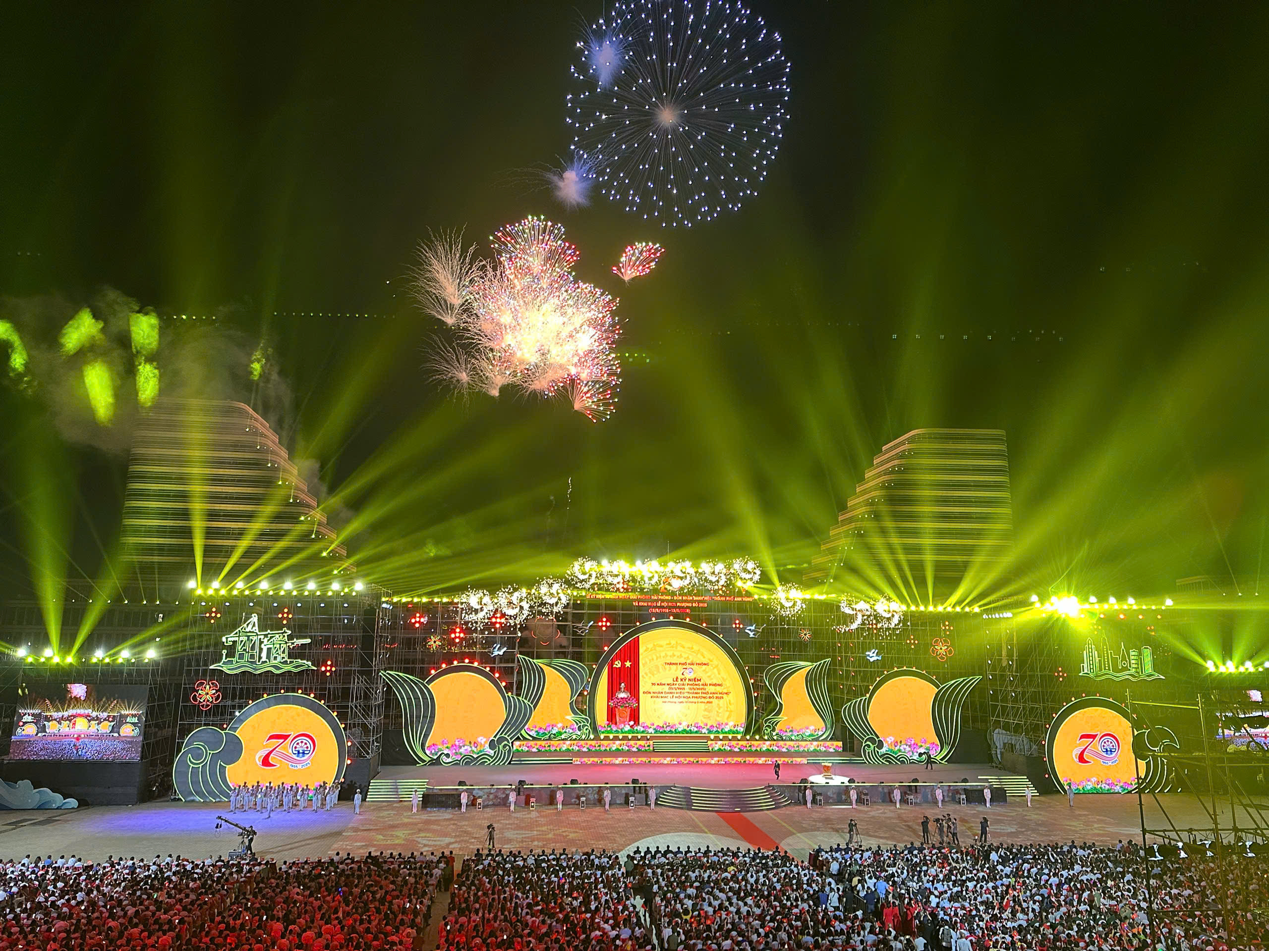  Toàn cảnh lễ kỷ niệm 70 năm Giải phóng Hải Phòng