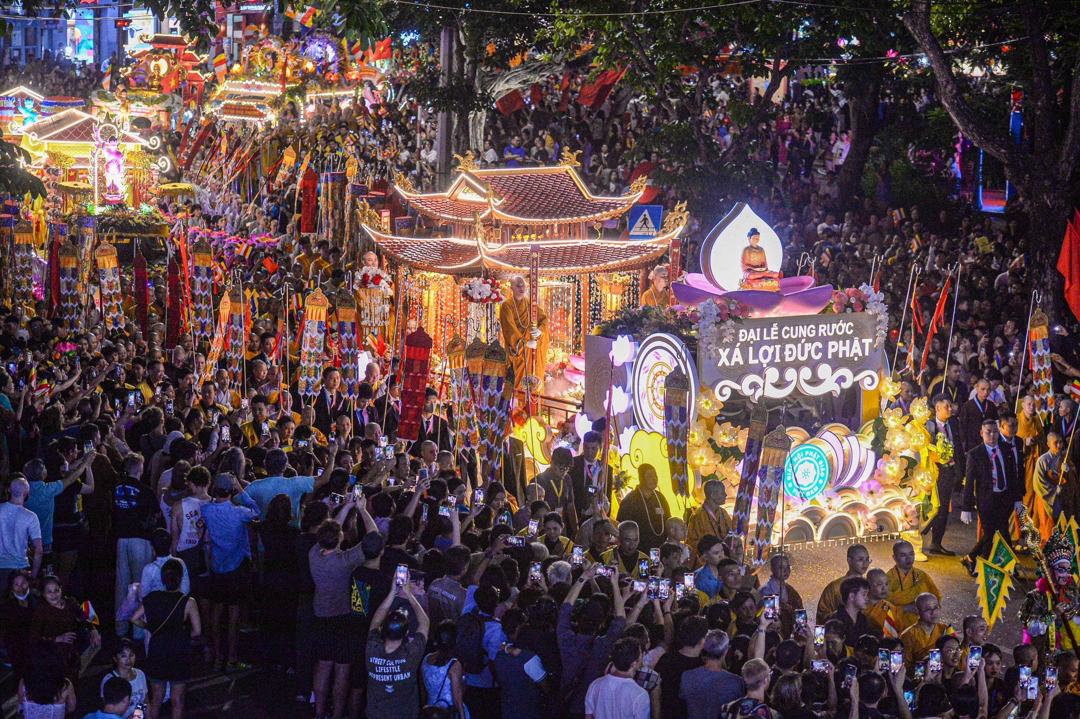 Biển người đổ về Hồ Gươm, cung kính chiêm bái xá lợi Đức Phật