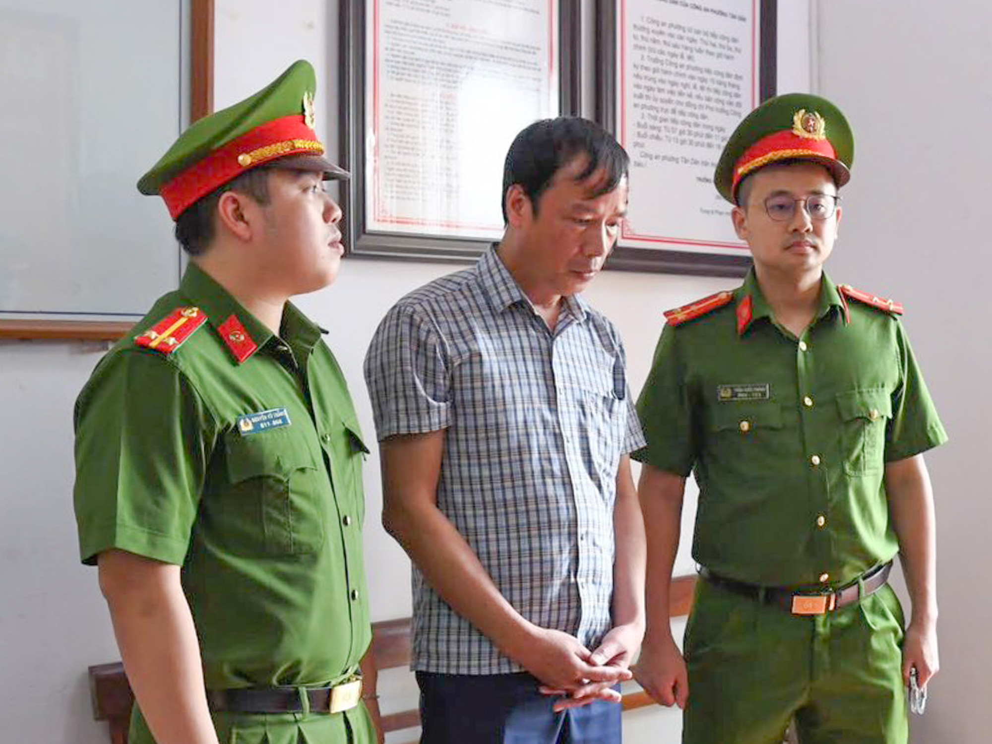 Bắt khẩn cấp chủ tịch xã ở Phú Thọ làm ngơ khai thác đất rừng trái phép