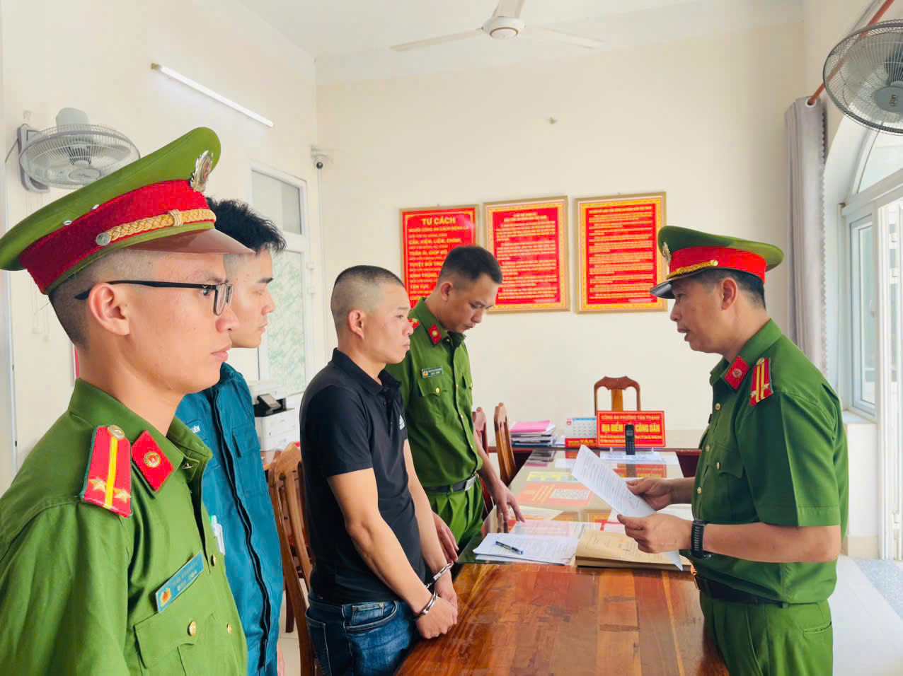 Bắt kẻ lừa đổi vé số giả trúng thưởng, chiếm đoạt tiền của người khuyết tật