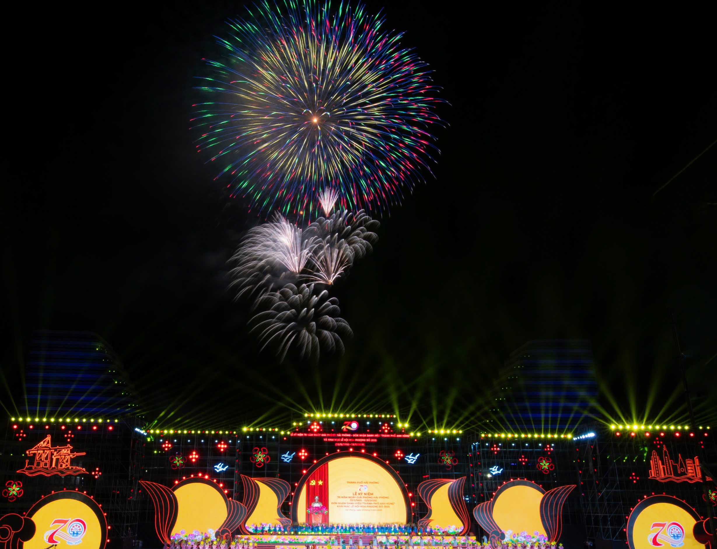 Mãn nhãn màn pháo hoa rực trời phố Cảng kỷ niệm 70 năm Giải phóng thành phố