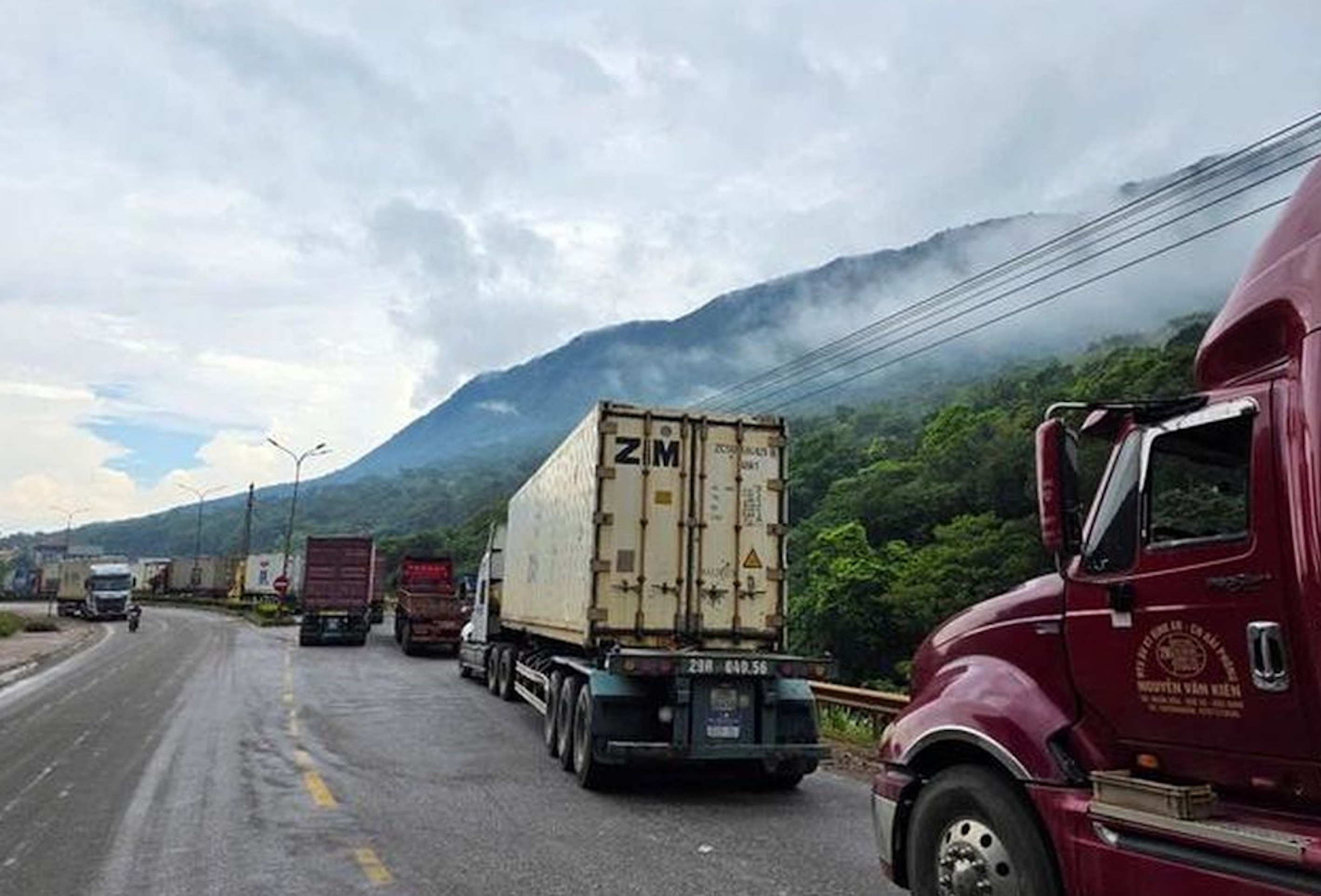 Hàng trăm xe tải ùn tắc ở cửa khẩu quốc tế Cha Lo tại Quảng Bình