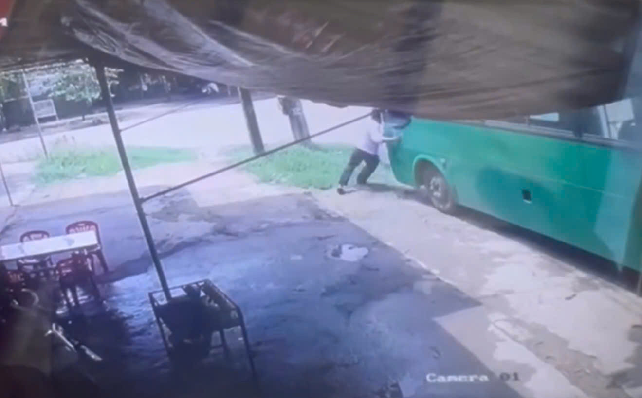 Ngăn xe bus trôi, một phụ xe ở Quảng Ngãi bị tông tử vong