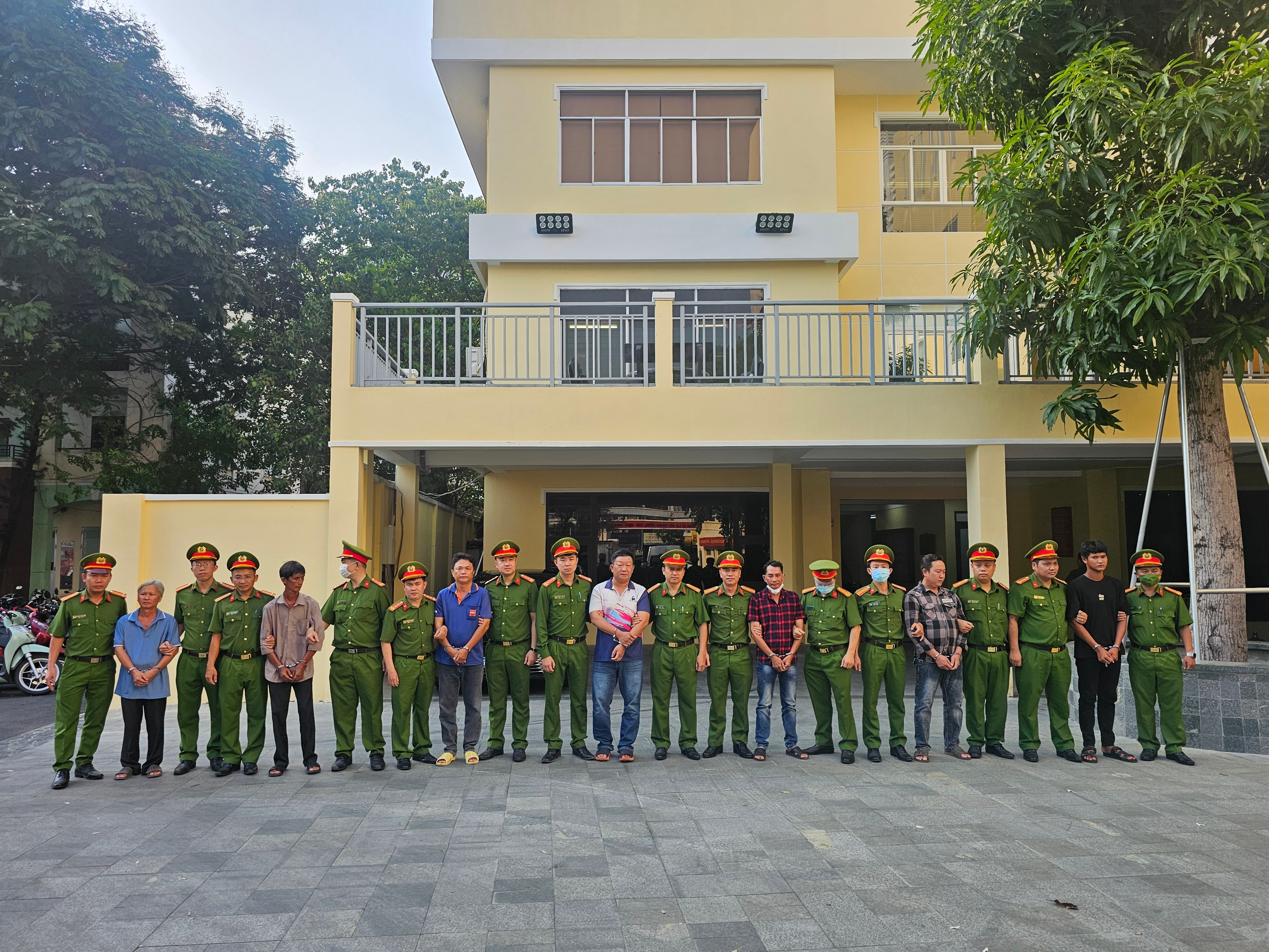 Bắt thêm 32 người và 2 cán bộ hải quan trong vụ buôn lậu dầu