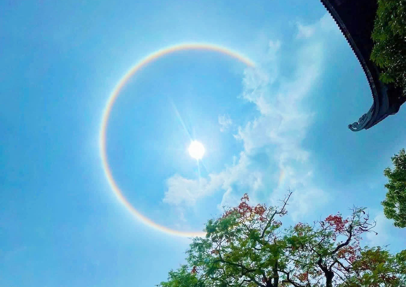 Hào quang mặt trời xuất hiện ở Hà Nội, ngàn người chiêm bái xá lợi Phật xúc động