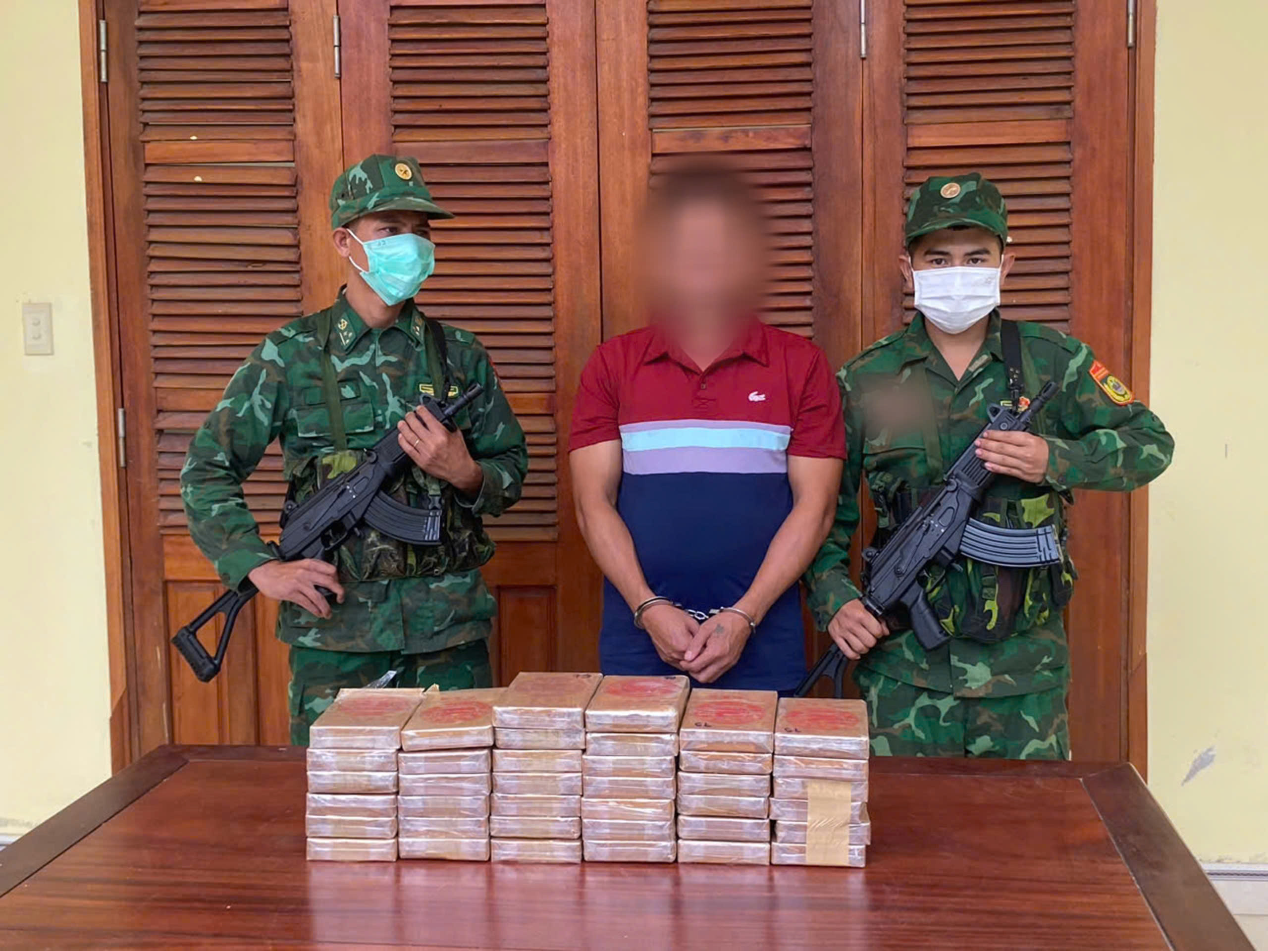 Bắt kẻ vận chuyển 14,3kg ma túy từ Lào về Việt Nam