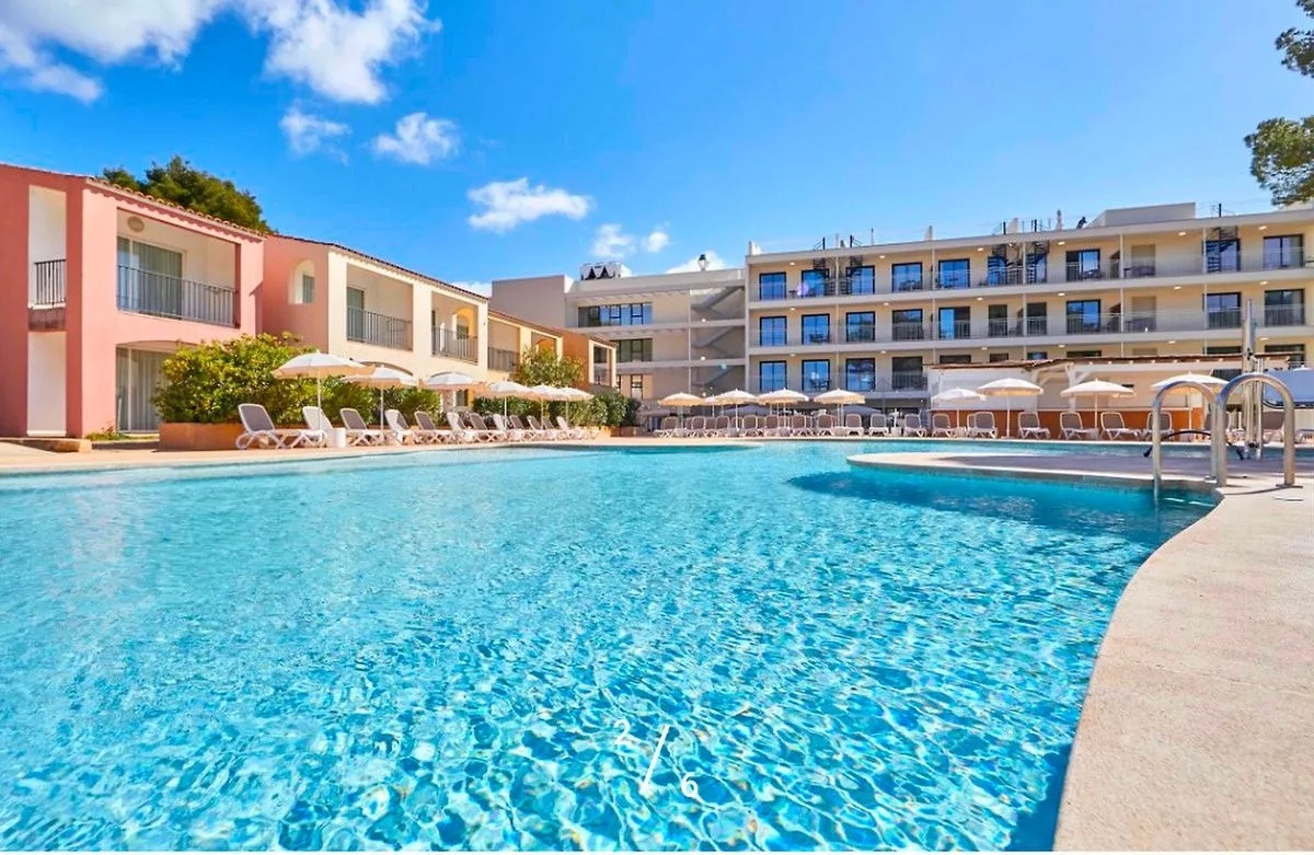 Phấn khích nhìn thấy hồ bơi khách sạn, cậu bé lao qua cửa kính, bị thương nặng