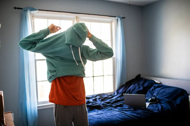 Có nhất thiết thay quần áo ngay sau khi về nhà?