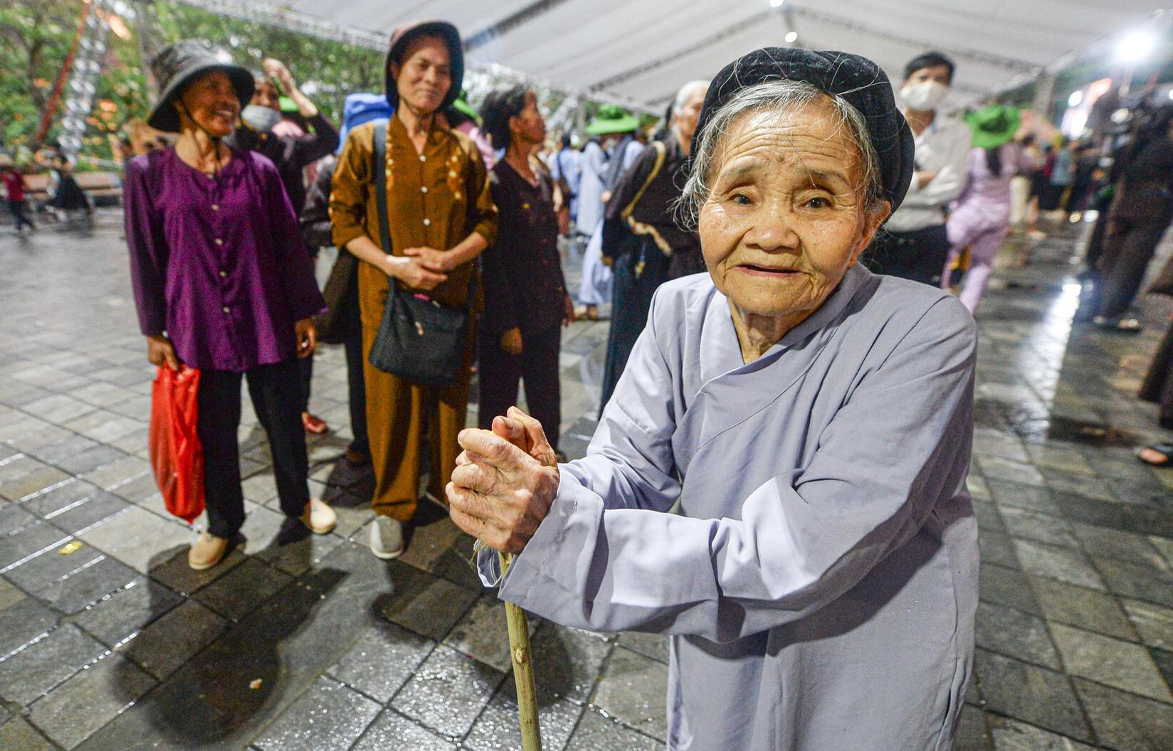 Cụ bà 90 tuổi một mình bắt xe khách đến Hà Nam chiêm bái xá lợi Đức Phật