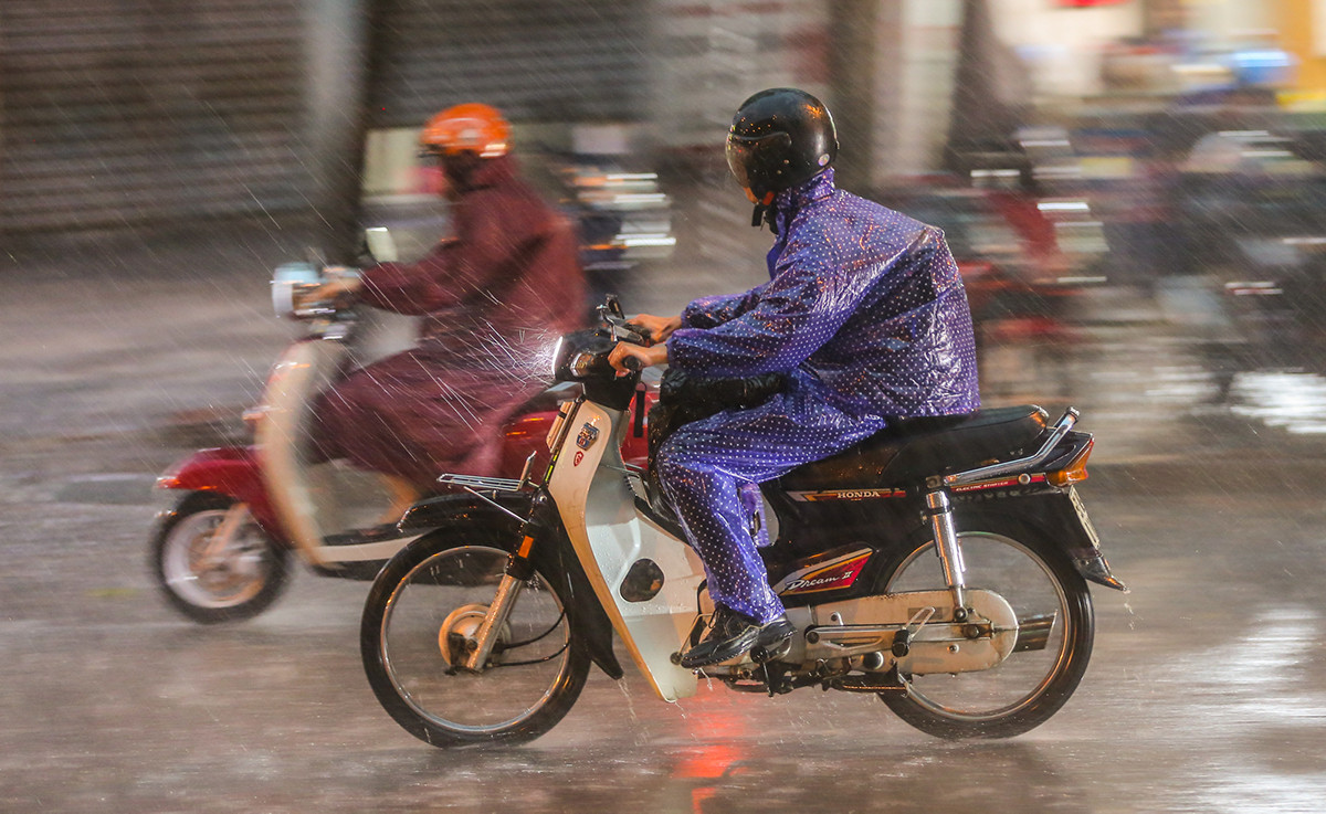 Dự báo thời tiết 10 ngày tới: Hà Nội mưa triền miên, nguy cơ dông lốc và sấm sét