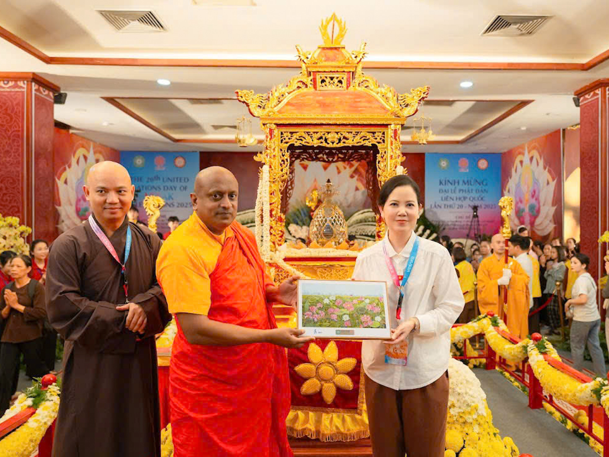 'Liên hoa tịnh cảnh' - Bức tranh hoa sen được trưng bày bên Xá lợi Đức Phật