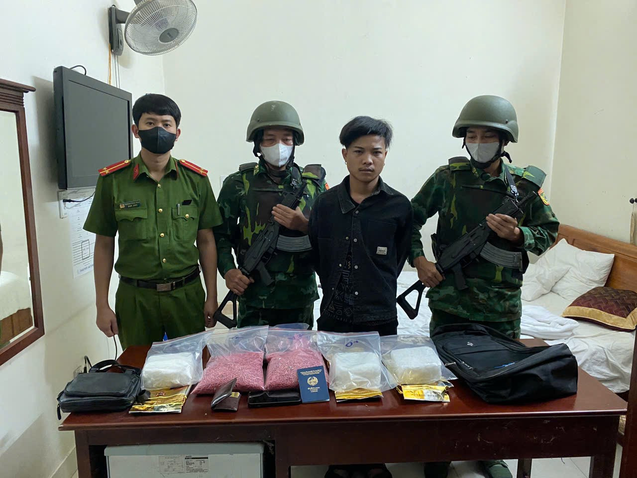 Bắt gã thanh niên người Lào tàng trữ 3kg và 40.000 viên ma túy