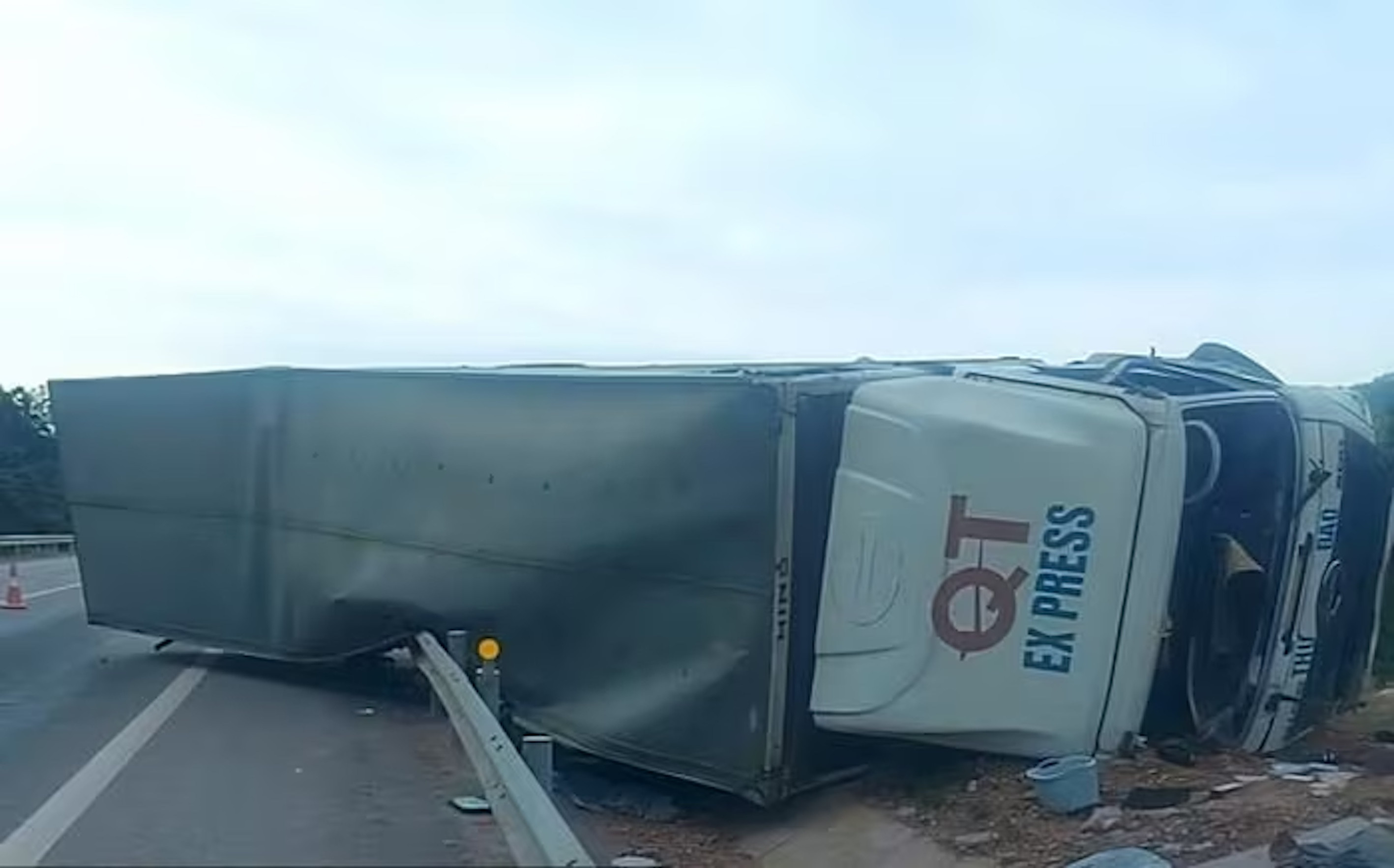 Xe thư báo lật trên cao tốc Cam Lộ - La Sơn, hai người bị thương