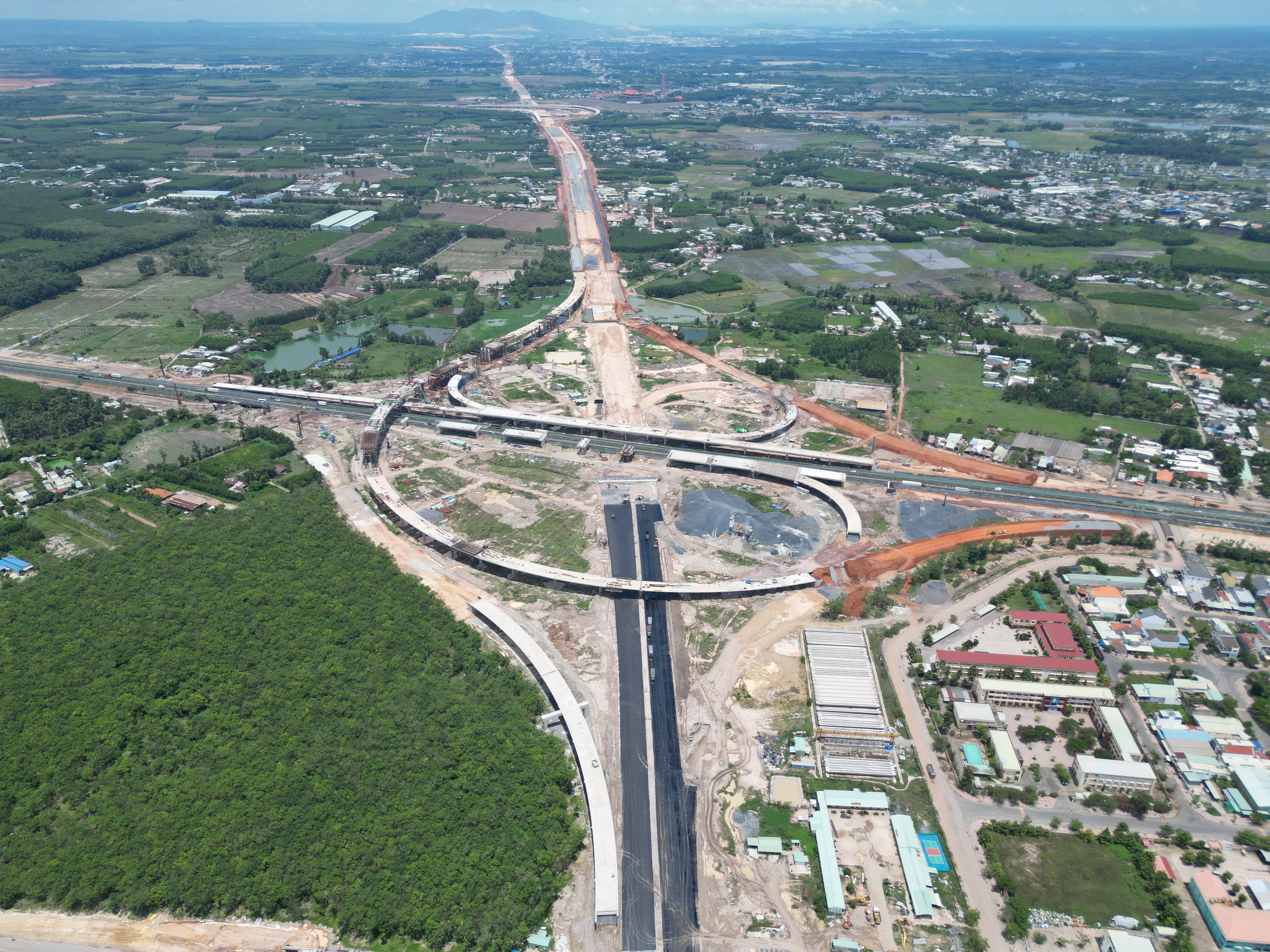 Bộ trưởng Xây dựng: Cần tăng tốc các dự án kết nối sân bay Long Thành