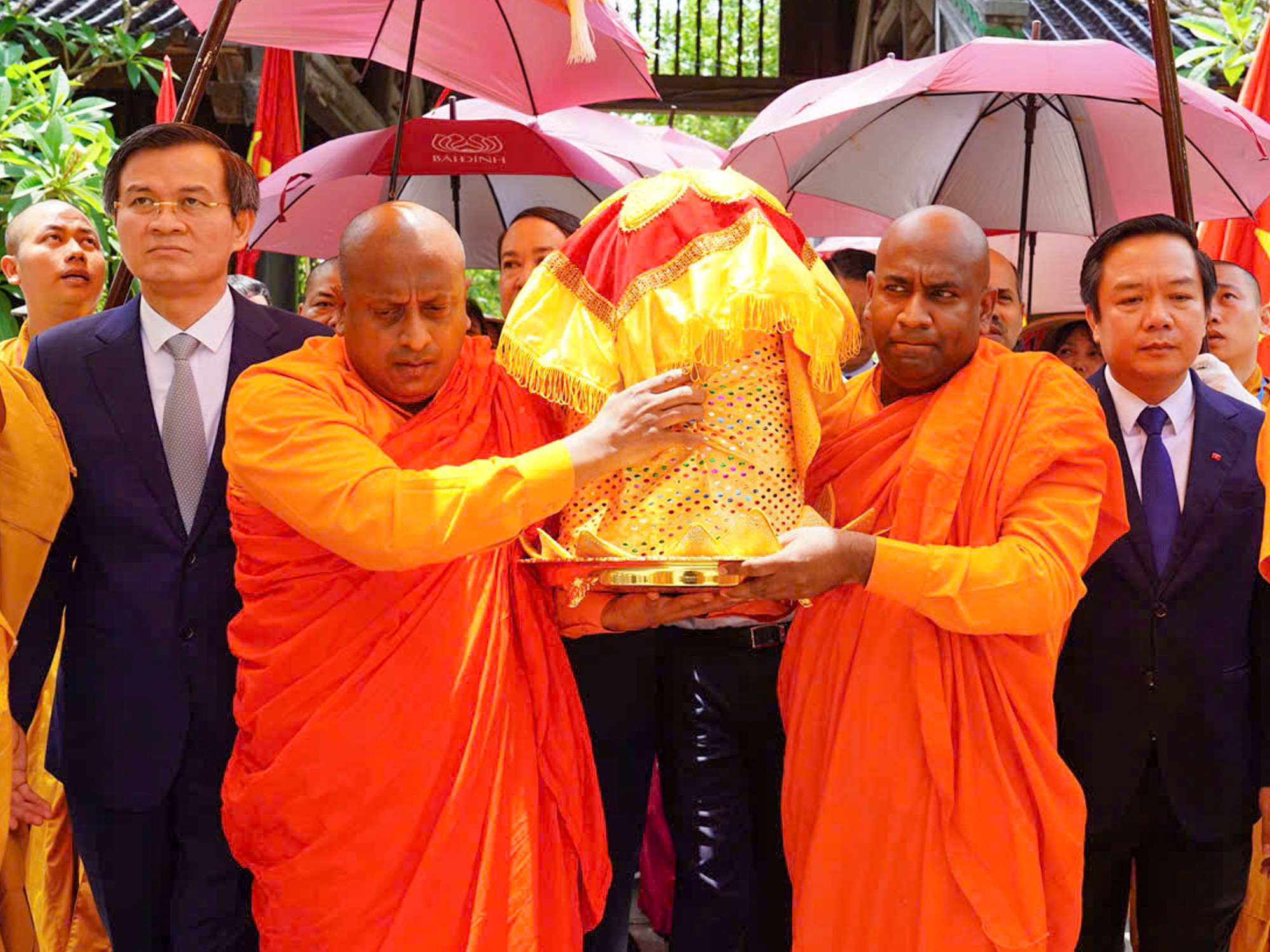 Chùa Bái Đính kéo dài thời gian tôn trí xá lợi Phật đến sáng 23/5