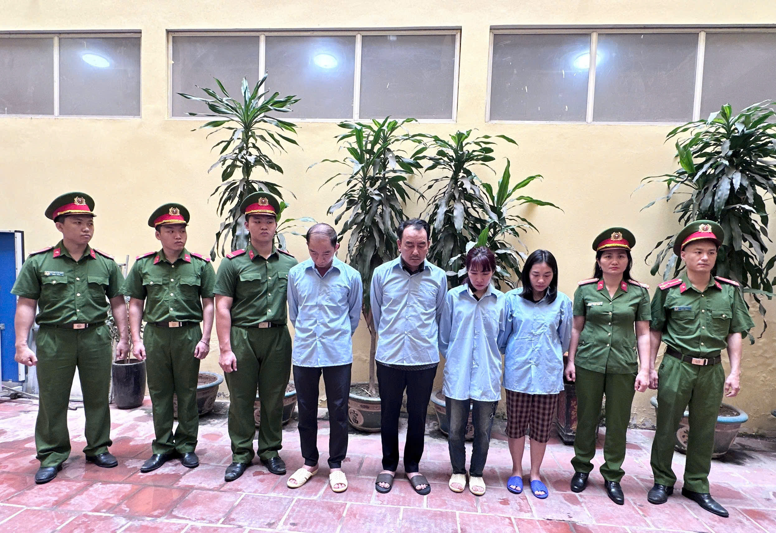 Khởi tố bí thư phường ở Hà Nội 'vòi tiền' chủ bãi xe trái phép