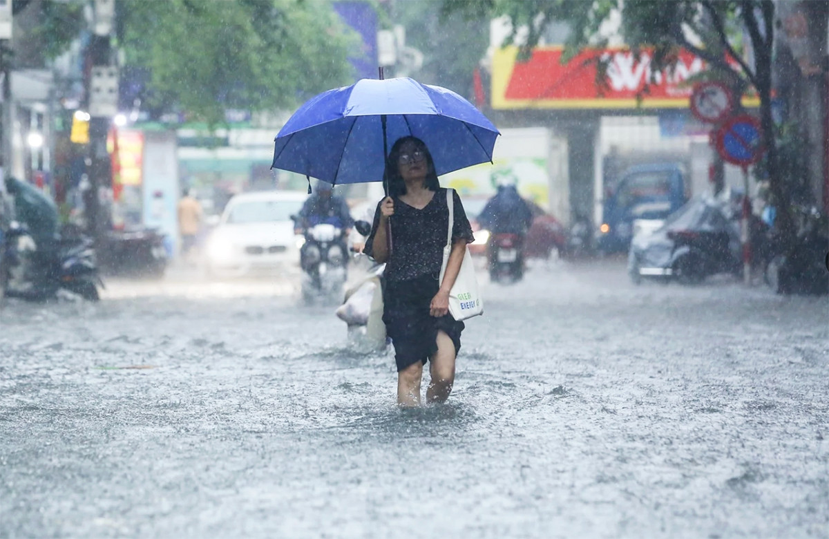Hà Nội mưa lớn, nguy cơ ngập úng tại gần 100 điểm, tuyến phố