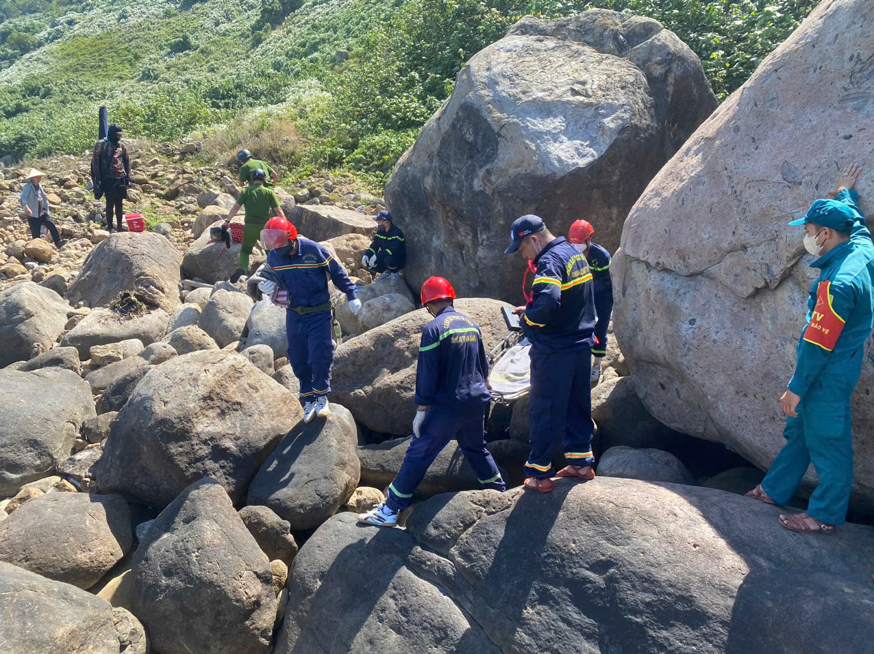 Phát hiện thi thể dưới ghềnh đá ở bán đảo Sơn Trà