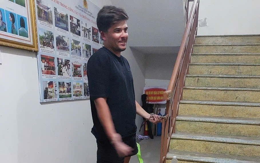 Giải cứu nam du khách nước ngoài định nhảy cầu ở Đà Nẵng