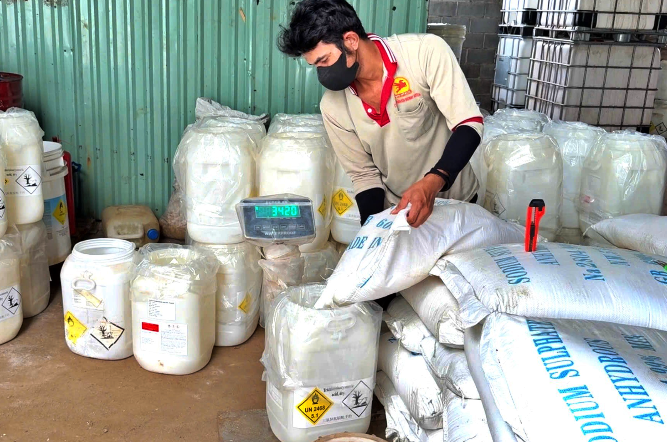 Đột kích xưởng phân bón lậu ở Đồng Nai, đóng gói bằng nguyên liệu Trung Quốc