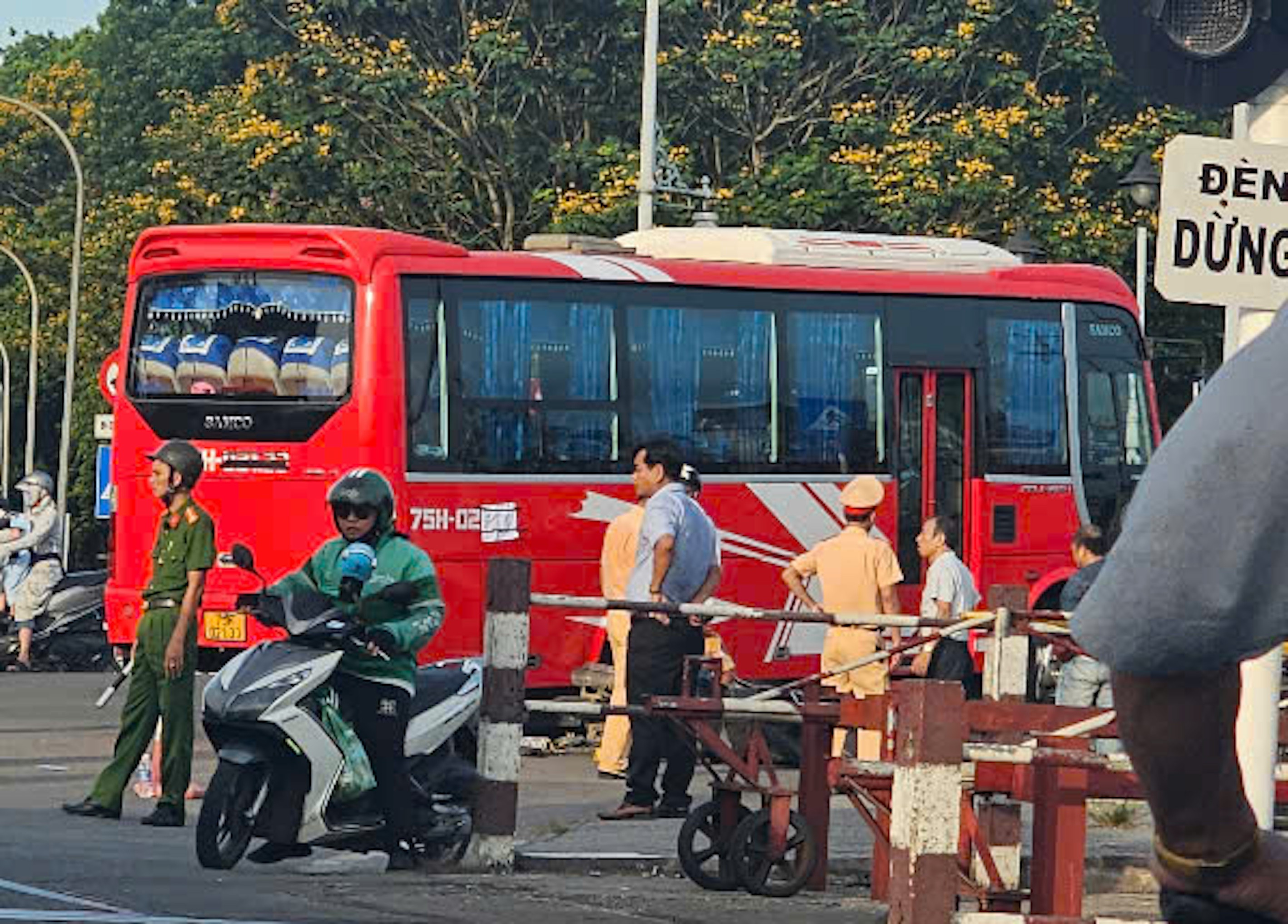 Xe khách va chạm xe máy, 4 mẹ con thương vong