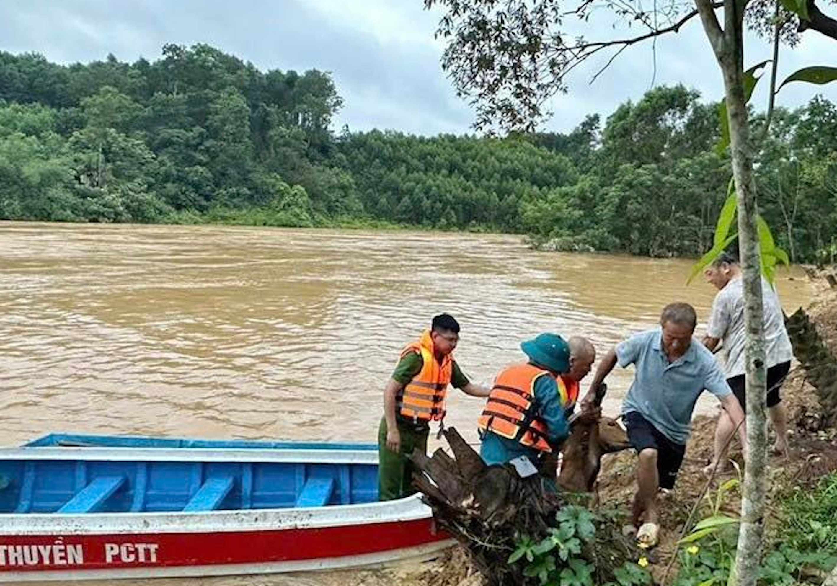 Công an Hà Tĩnh cứu người đàn ông bị lũ cô lập ở bãi chăn thả bò