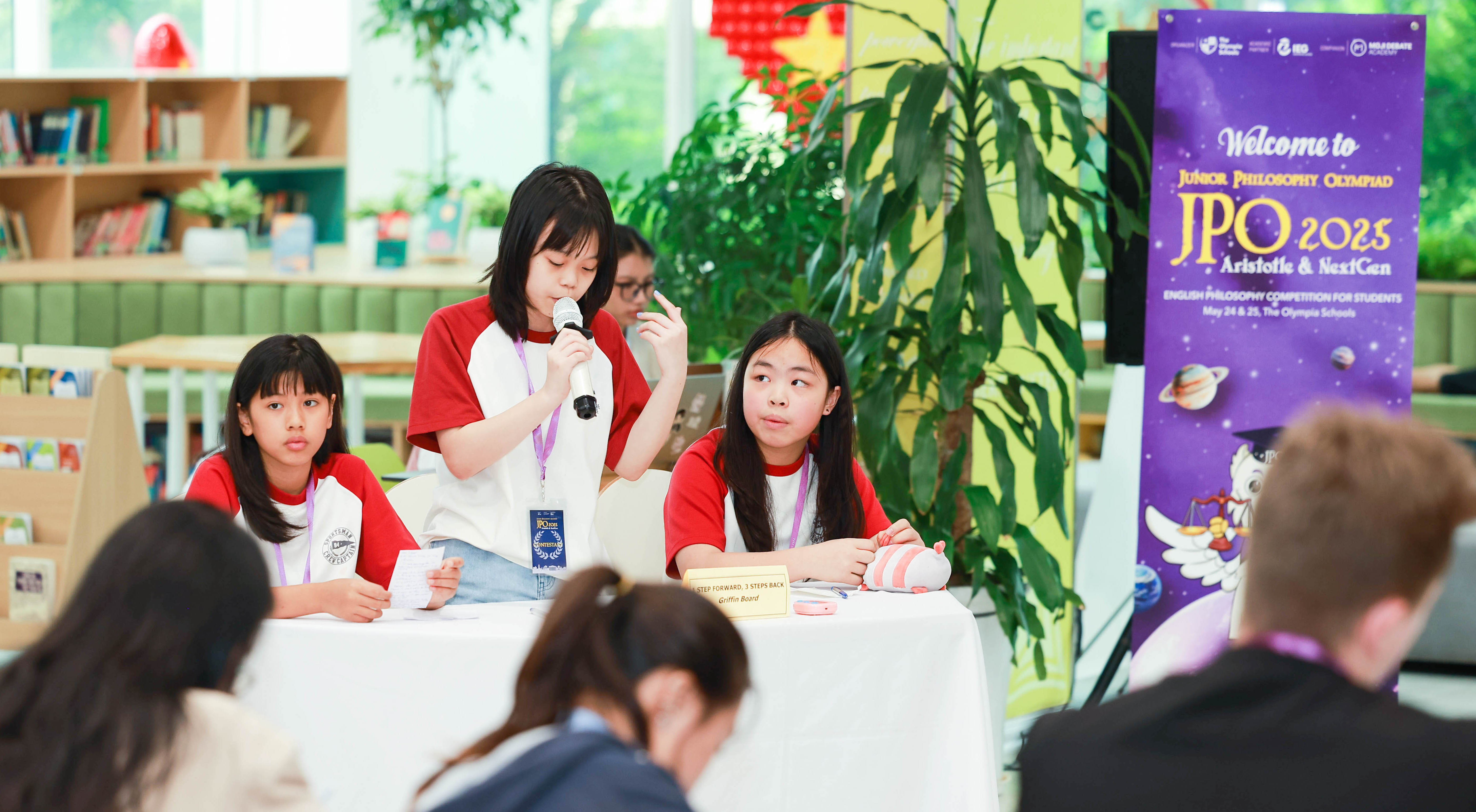 3 nữ sinh Quảng Trị vô địch tranh biện triết học tiếng Anh toàn quốc