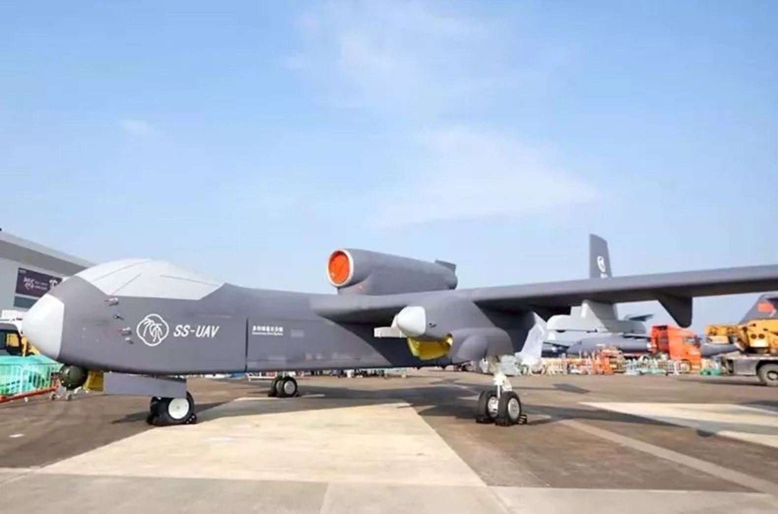 Tranh cãi xung quanh việc Trung Quốc thử nghiệm 'UAV mẹ' mang 100 drone con