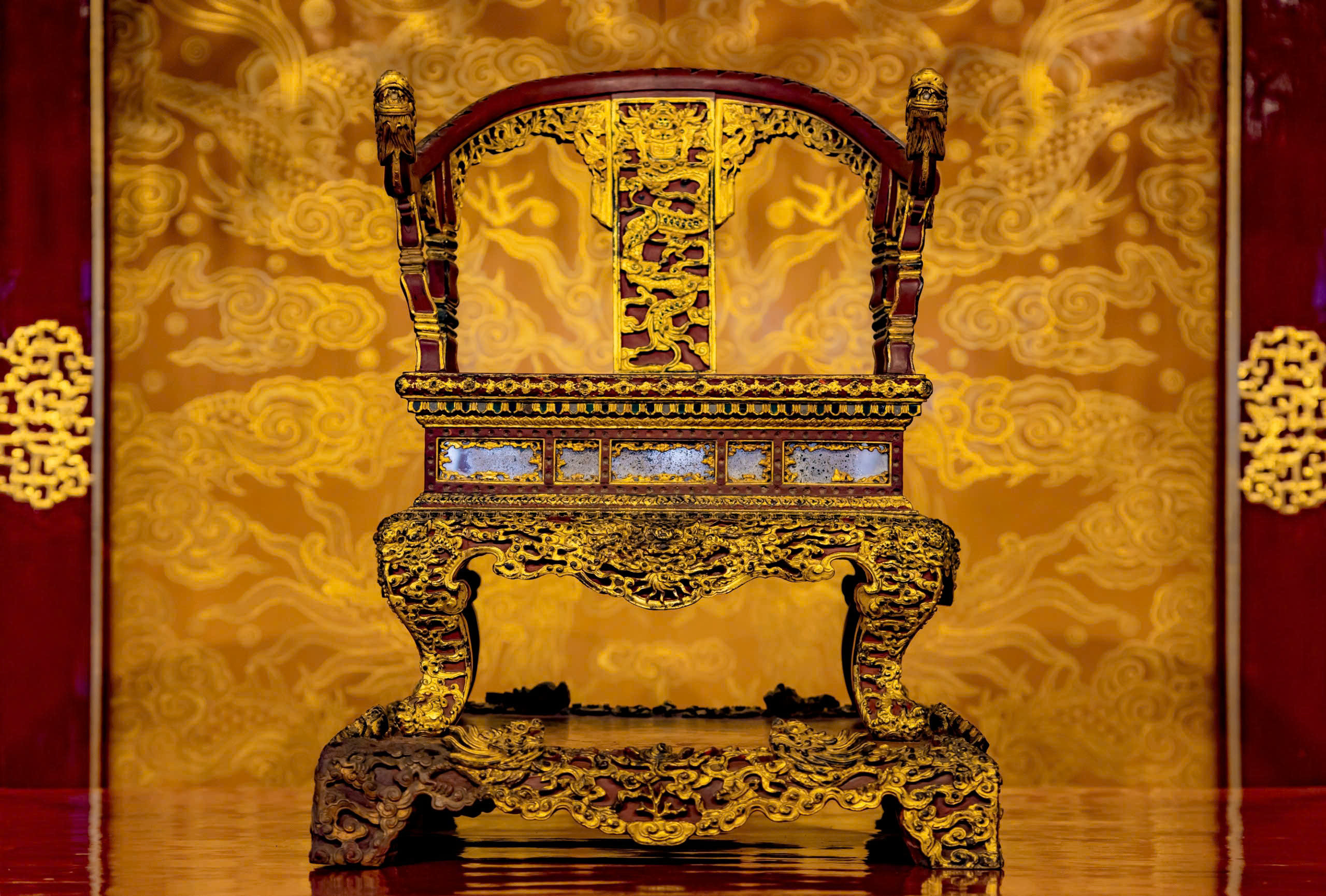 Vì sao không đưa bảo vật quốc gia ngai vàng vua Nguyễn vào lồng kính bảo vệ?