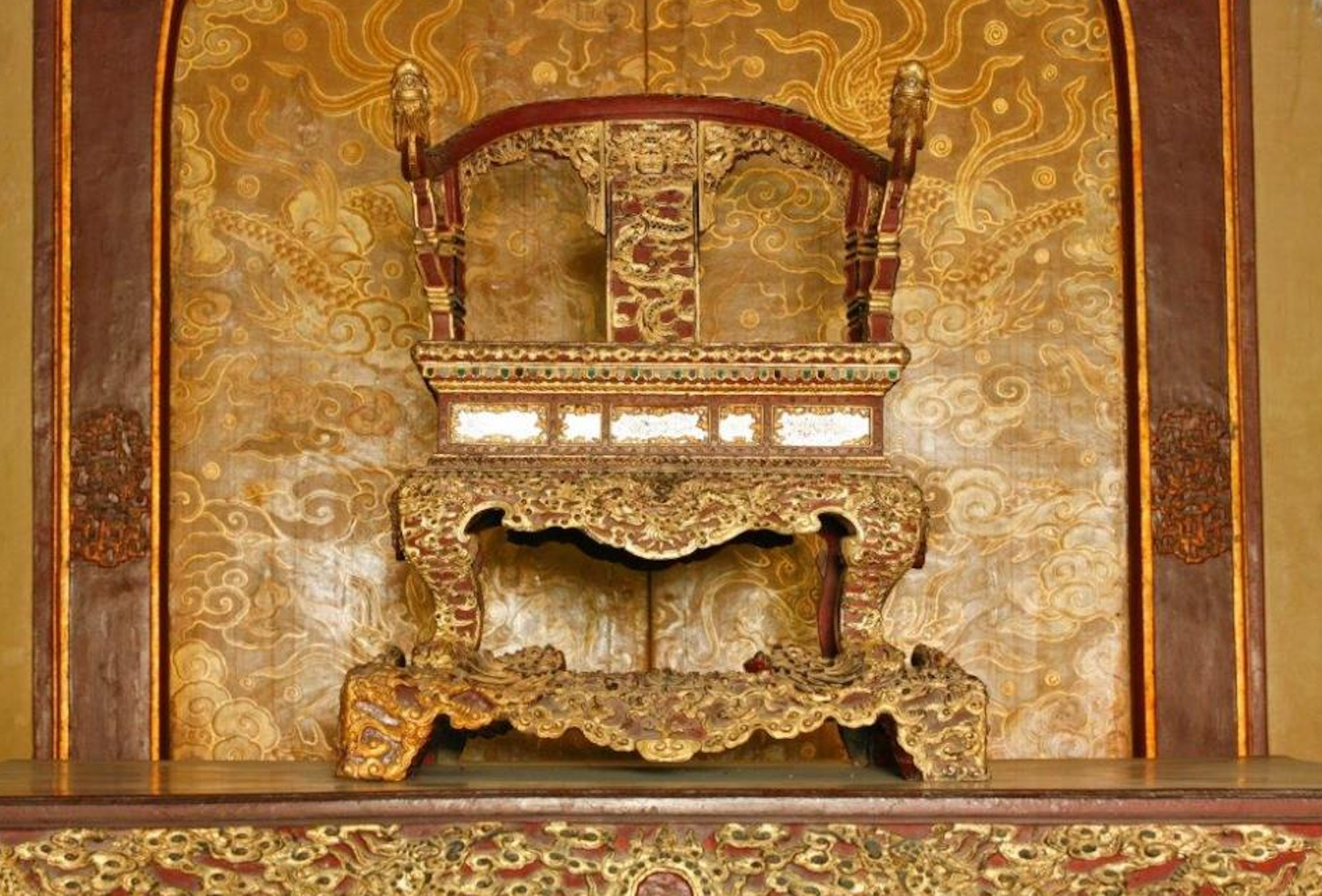 Bảo vật ngai vua triều Nguyễn làm từ loại gỗ gì mà dễ gãy vậy?