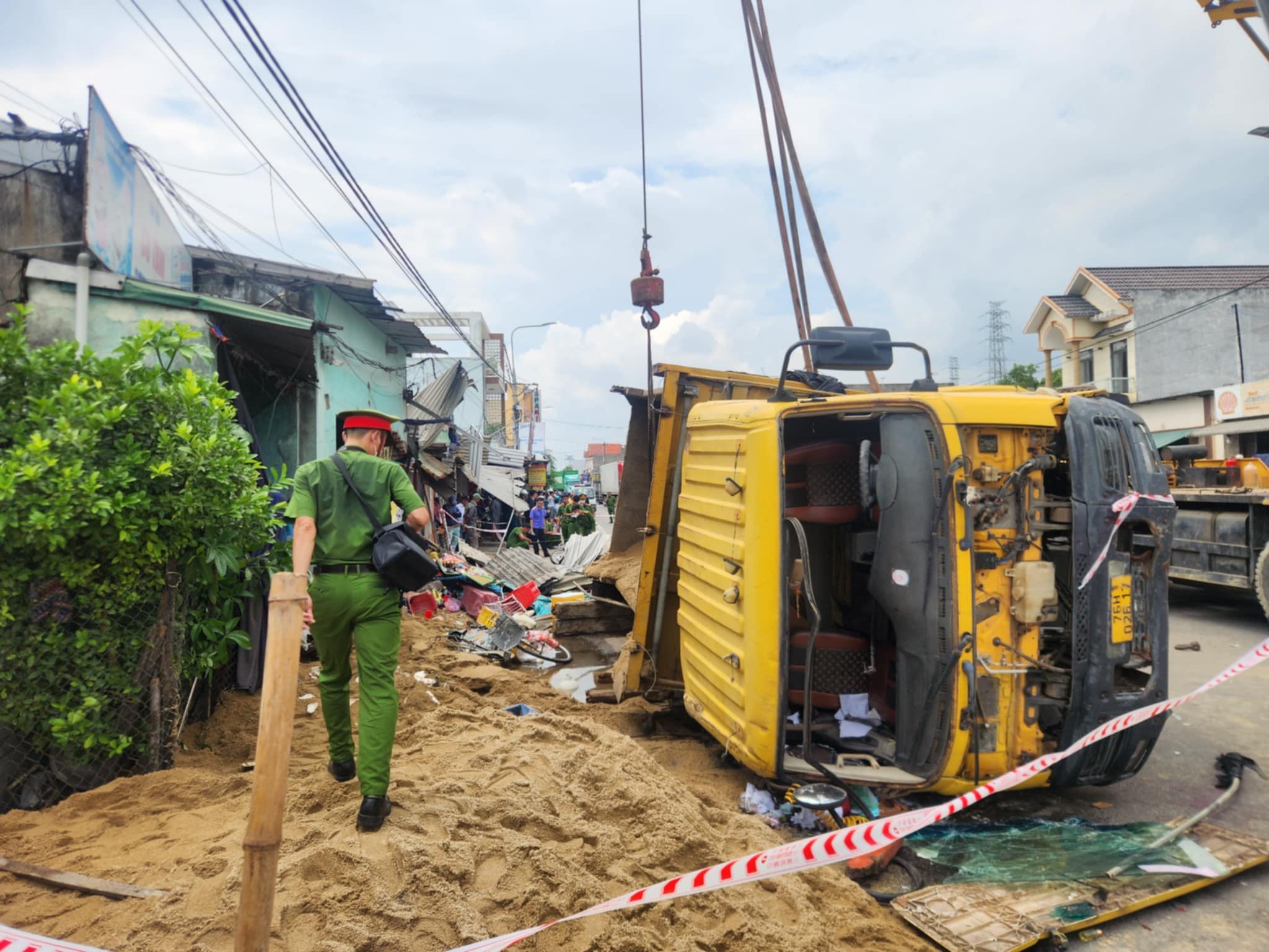 Xe tải chở cát va chạm 3 xe máy rồi đâm vào nhà dân, 5 người thương vong