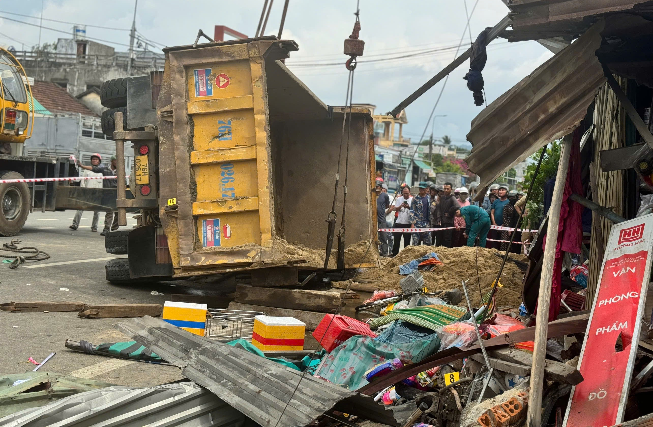 Cận cảnh hiện trường xe tải chở cát đâm loạt xe máy khiến 5 người thương vong 