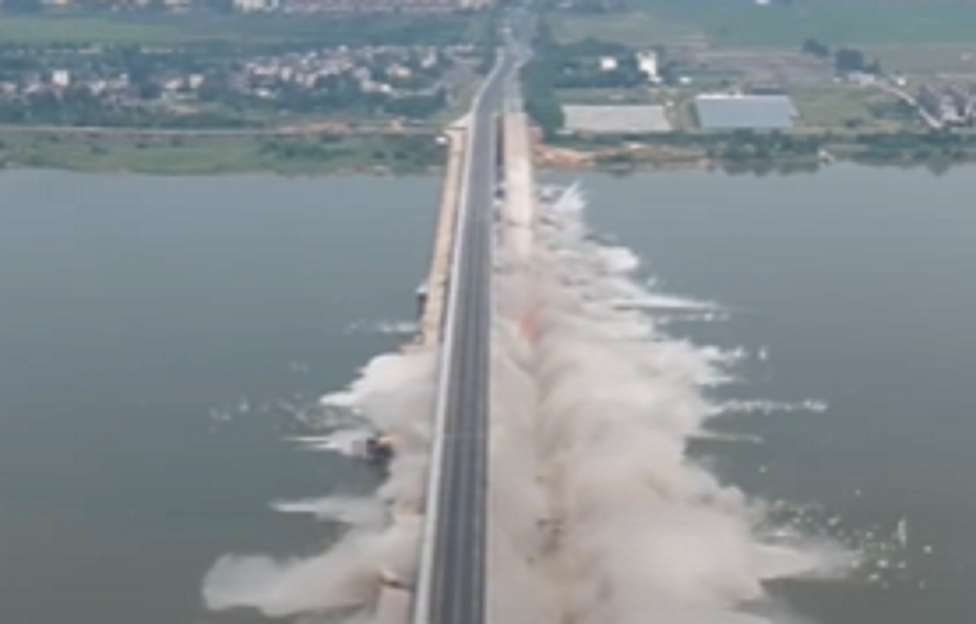 Khoảnh khắc cầu Trung Quốc nổ tung, đổ sụp xuống sông bên cạnh cây cầu mới