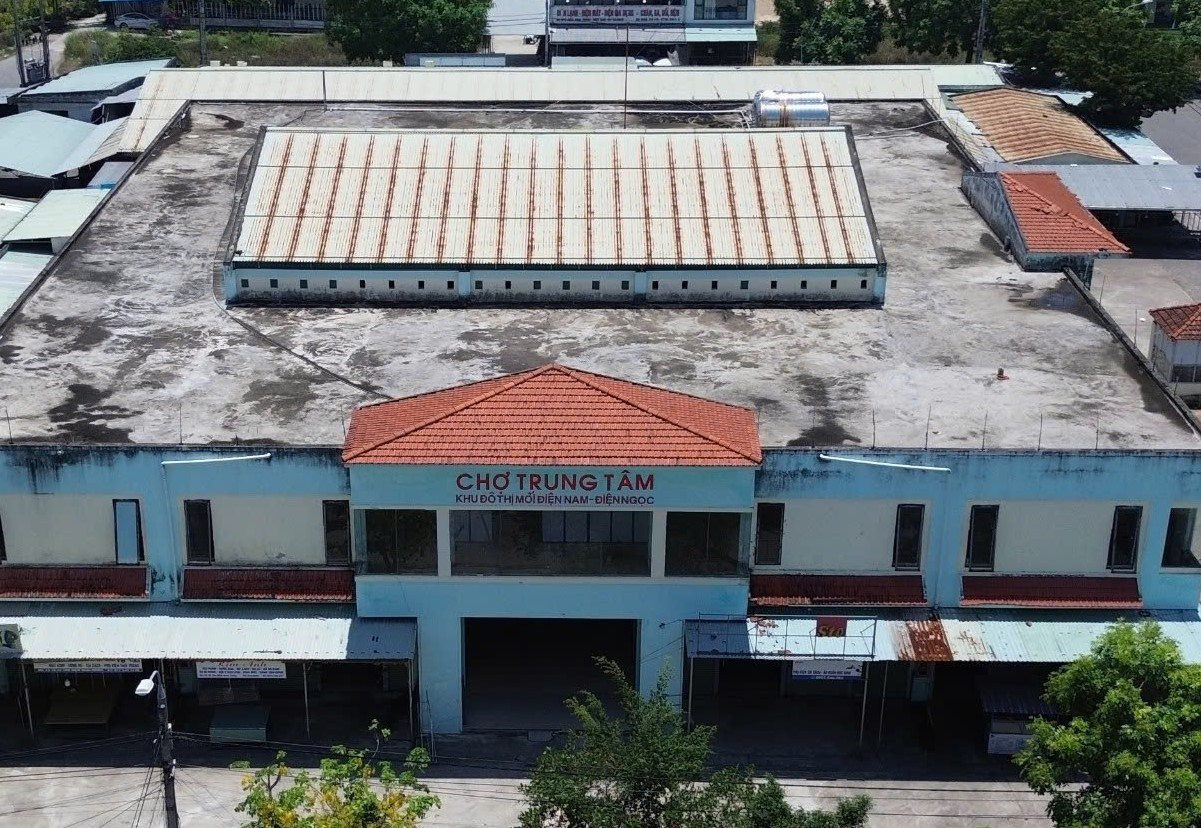 Giá thuê mặt bằng ở chợ đột ngột tăng vọt, hàng trăm tiểu thương điêu đứng 