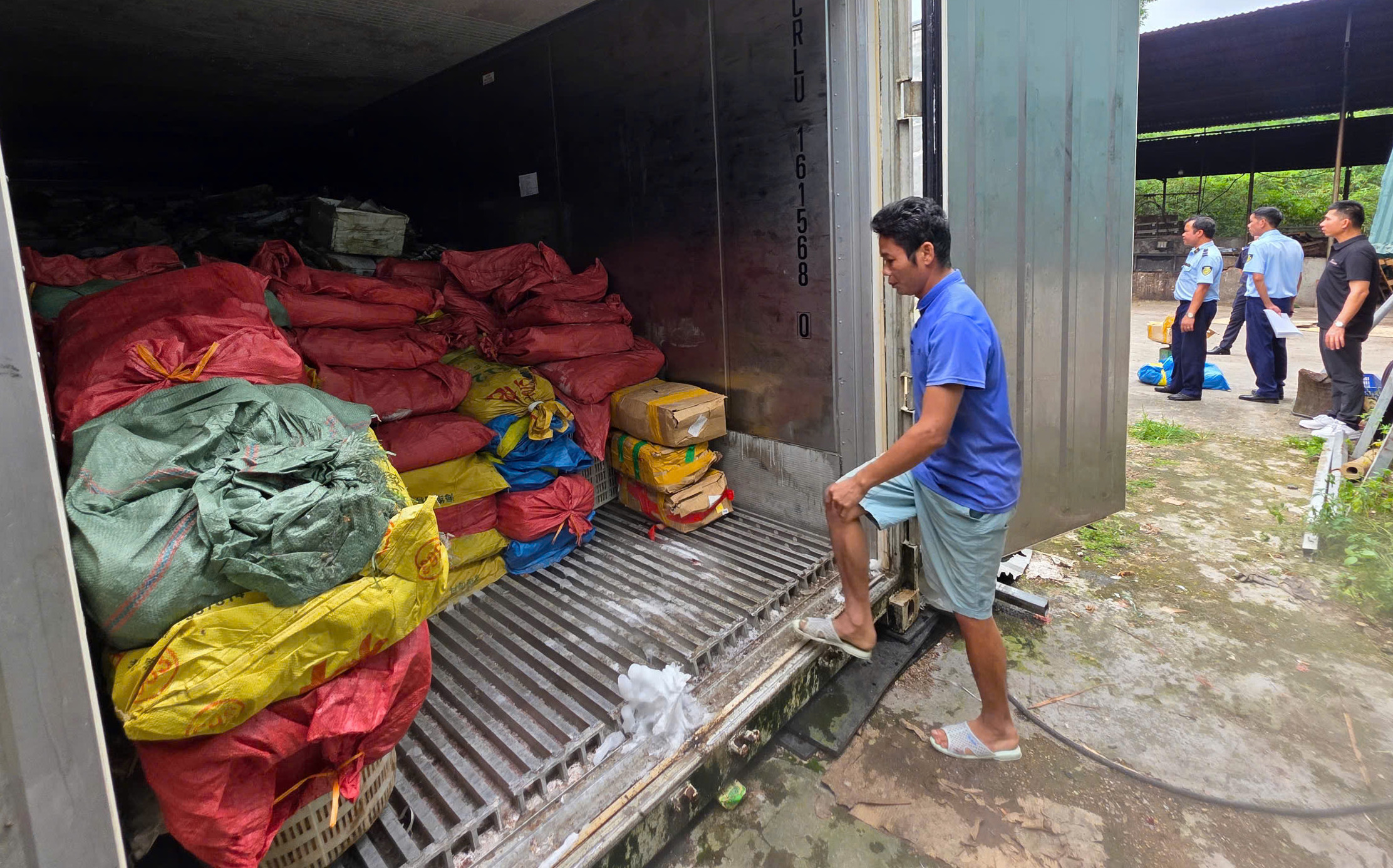 Phát hiện 25 tấn mực bốc mùi tại một kho hàng ở Quảng Ninh 