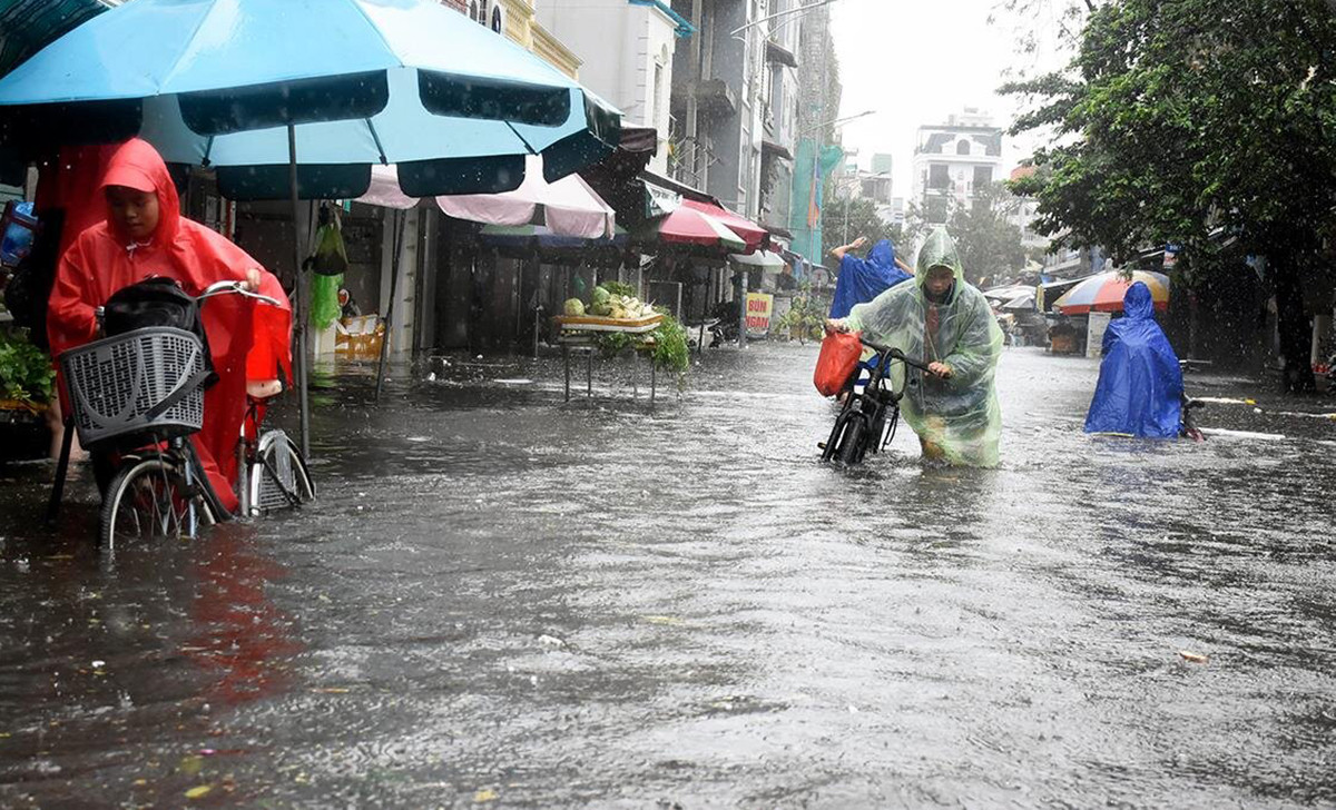 Miền Bắc bước vào đợt mưa rất lớn, Biển Đông xuất hiện vùng áp thấp