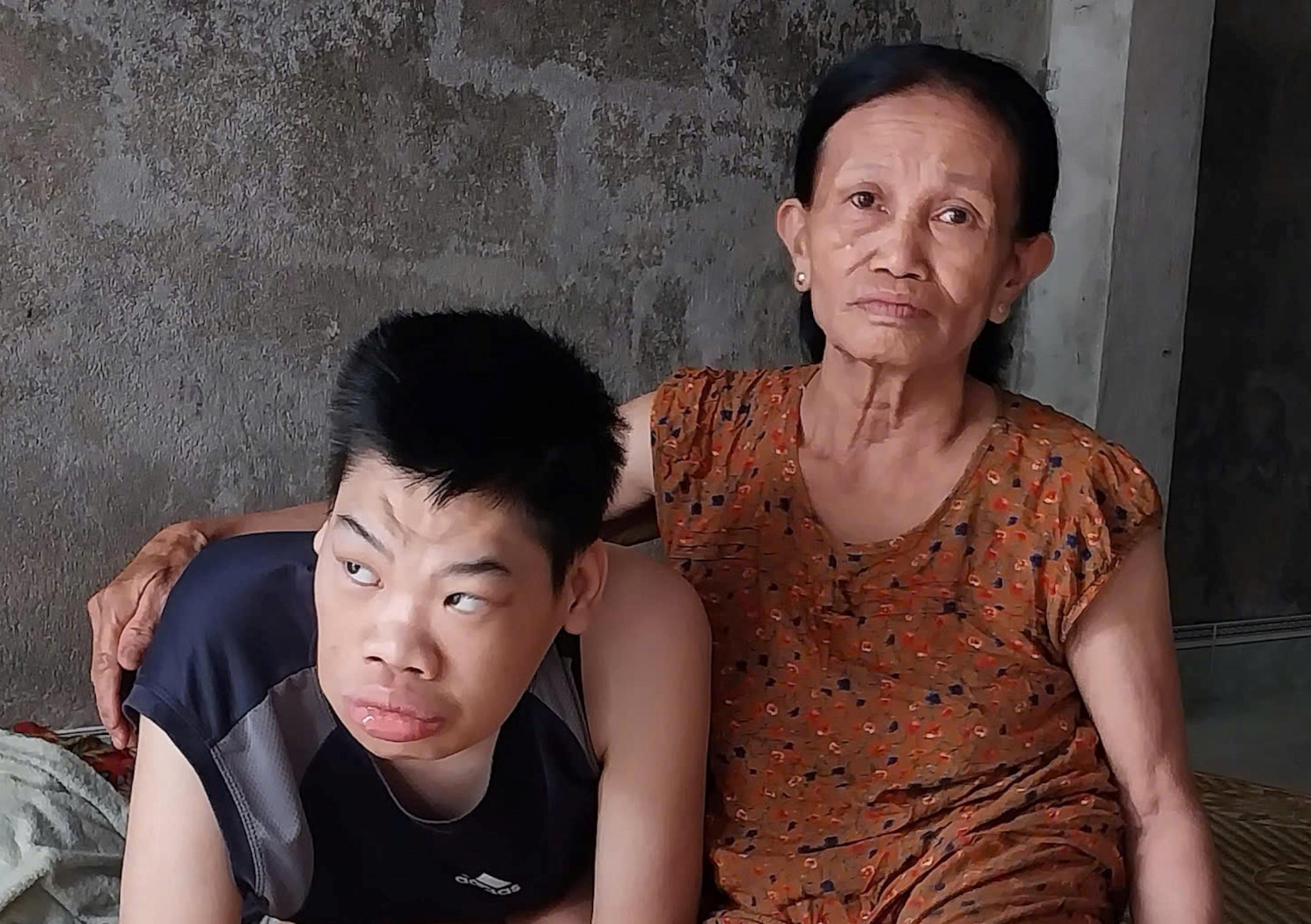 Mẹ đơn thân gần 70 tuổi gồng gánh suốt 30 năm nuôi con bị bại não