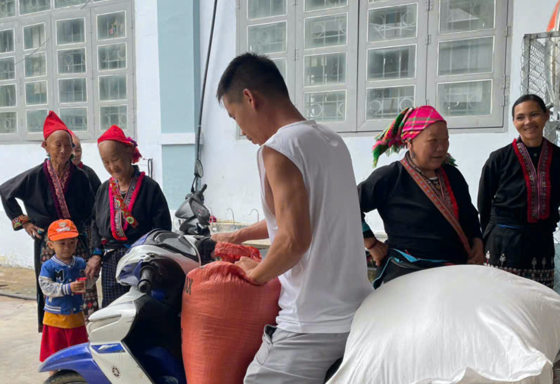 Quà đặc biệt ngày bế giảng, mỗi học sinh được 'thưởng' 60 kg gạo