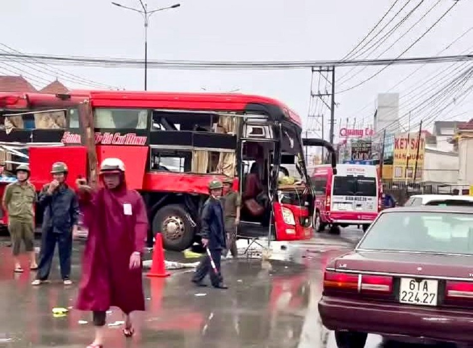 Xe khách đâm container ở Bình Dương lúc rạng sáng, nhiều người bị thương