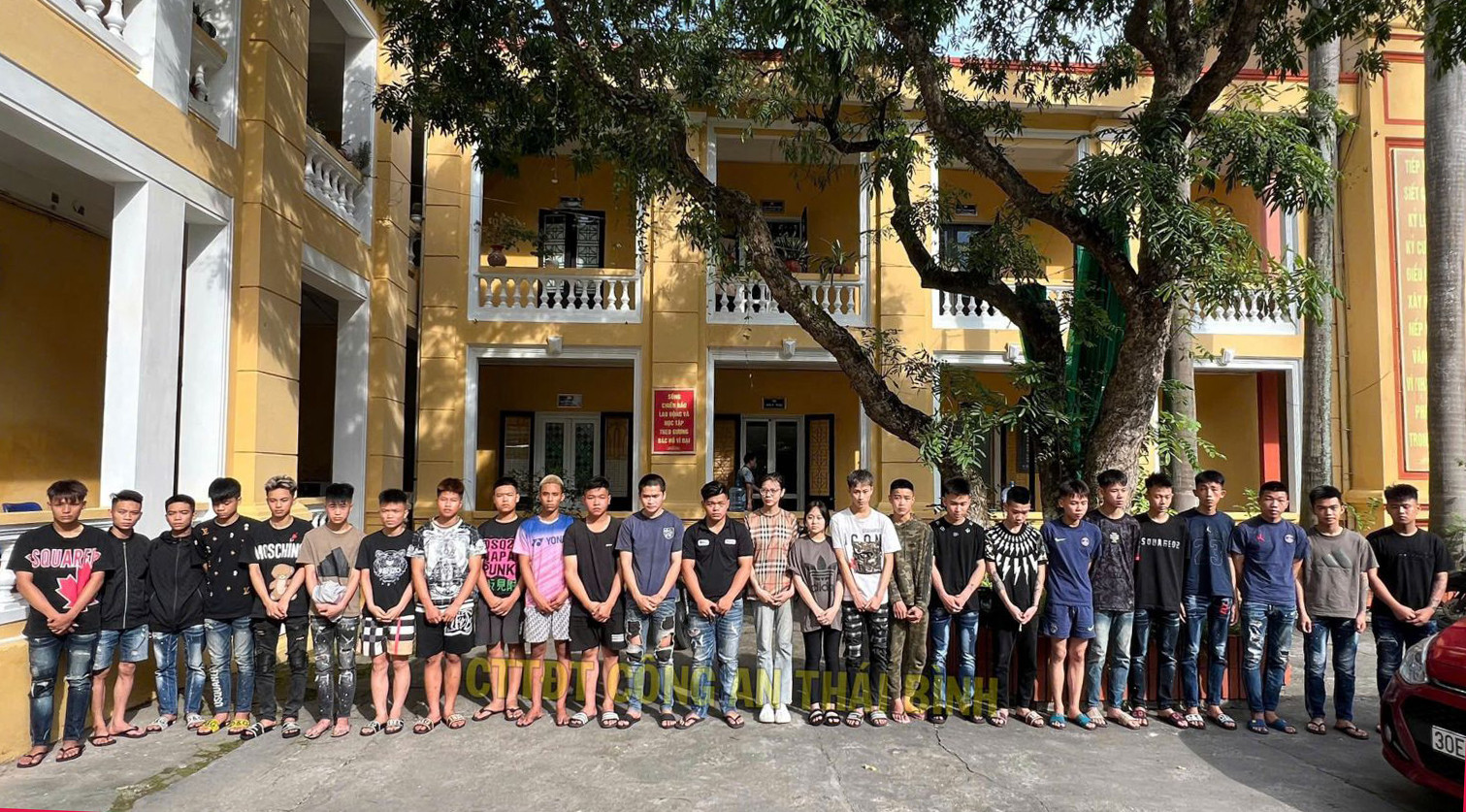 31 thanh niên cầm kiếm hẹn nhau hỗn chiến trên đường phố ở Thái Bình